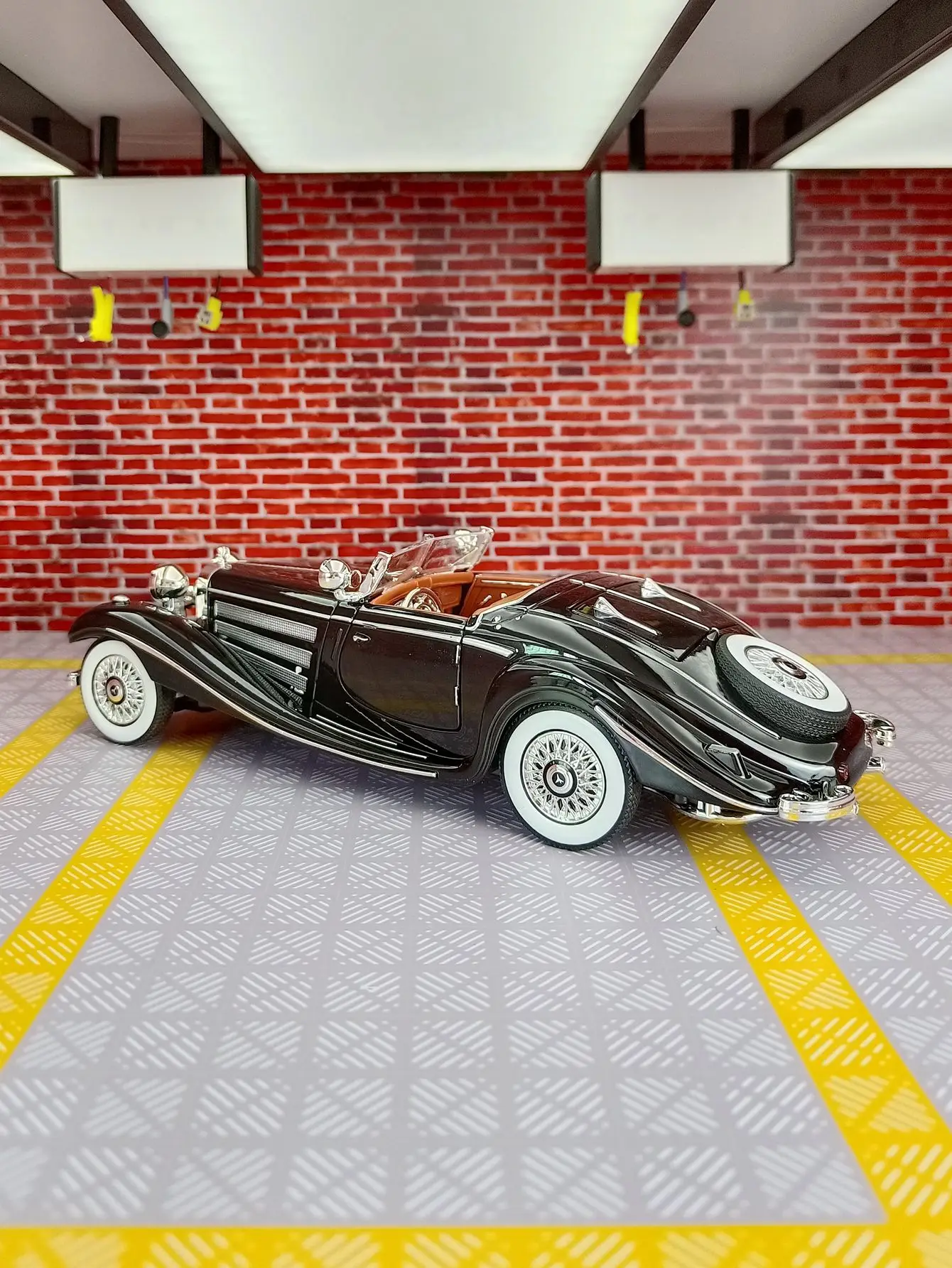 1:24 Scale Mercedes Benz 500K Model Car 2 1:24 Scale Mercedes Benz 500K Model Car - Image 2