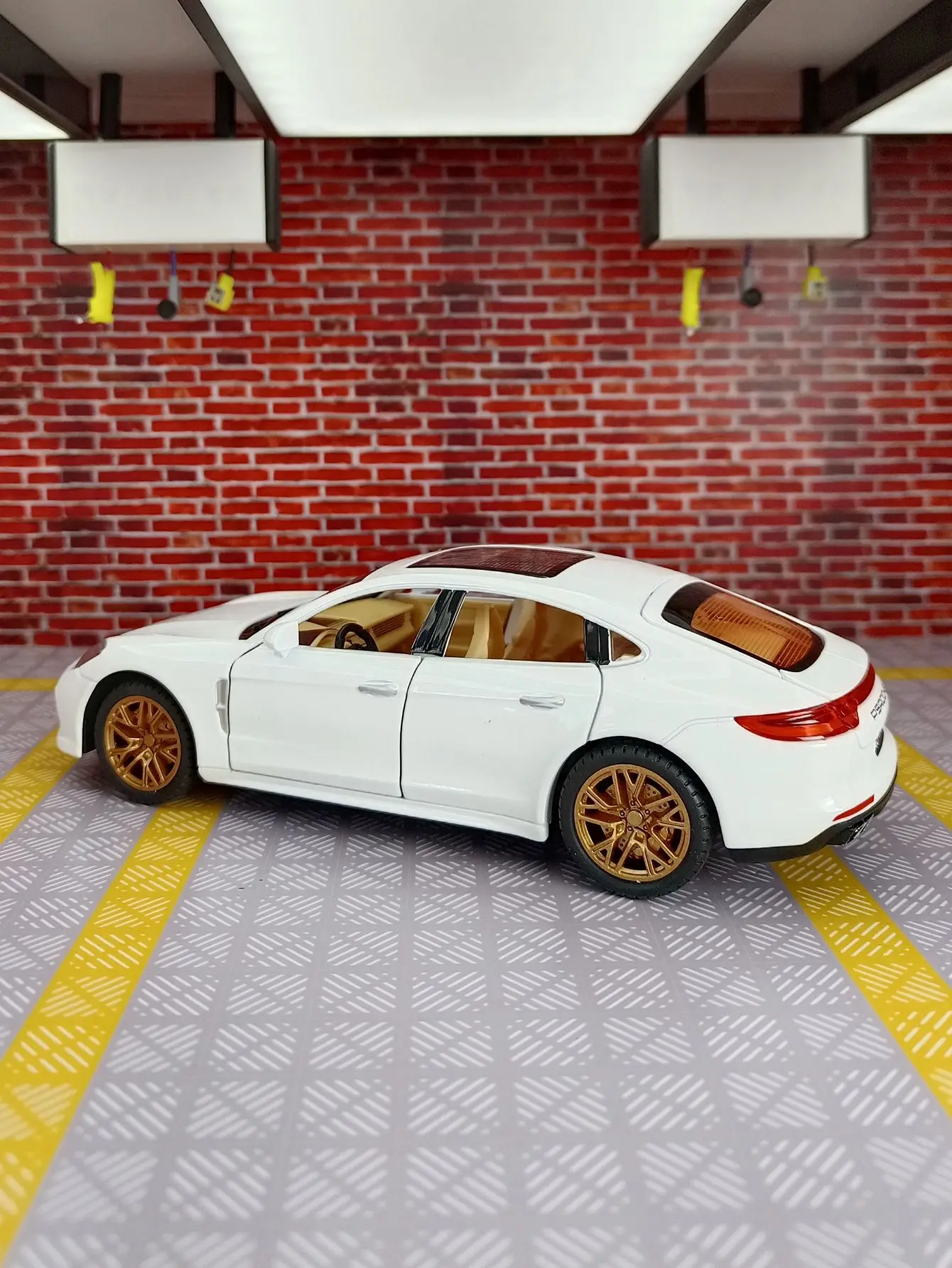 1:24 Scale Paramela Sport Car Diecast Model 4 1:24 Scale Paramela Sport Car Diecast Model - Image 4