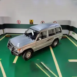 1:18 Scale Mitsubishi Pajero Model in Green 9 S74b853f086044d80a02fb1002675d5d4D