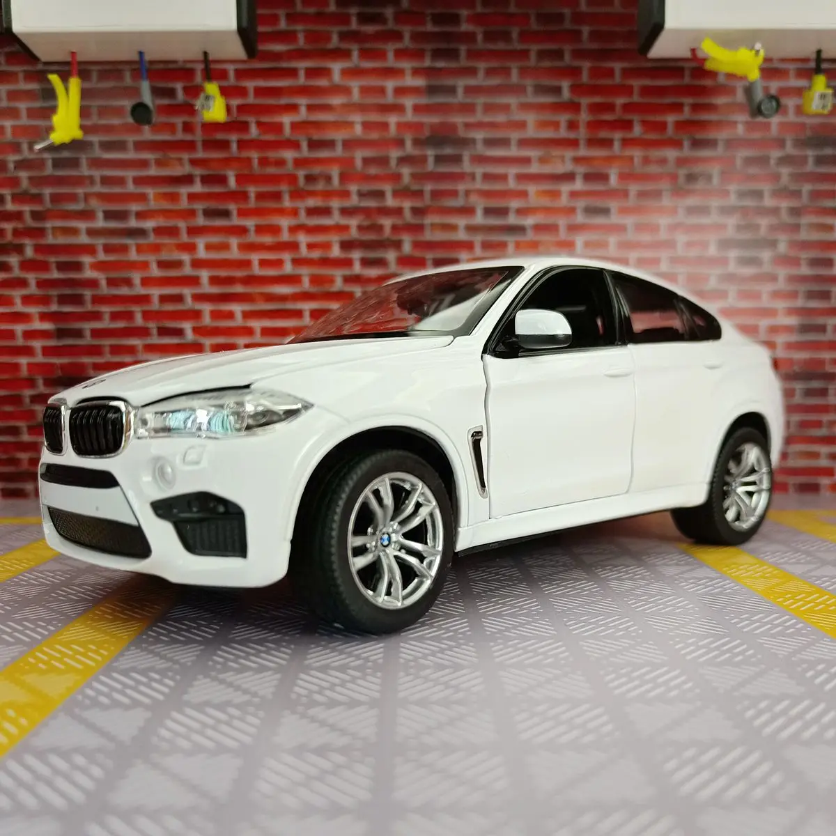 BMW X6M Coupe 1/24 Scale Diecast Model 7 BMW X6M Coupe 1/24 Scale Diecast Model - Image 7