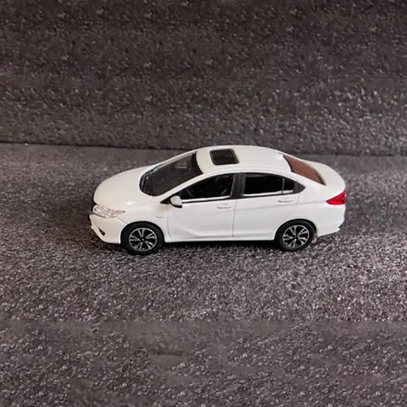 1:43 Scale Glossy Diecast Car Model 3 1:43 Scale Glossy Diecast Car Model - Image 3