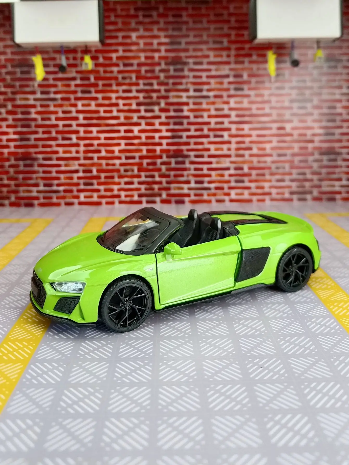 1/32 Scale Audi R8 Spyder Diecast Model Car 3 1/32 Scale Audi R8 Spyder Diecast Model Car - Image 3