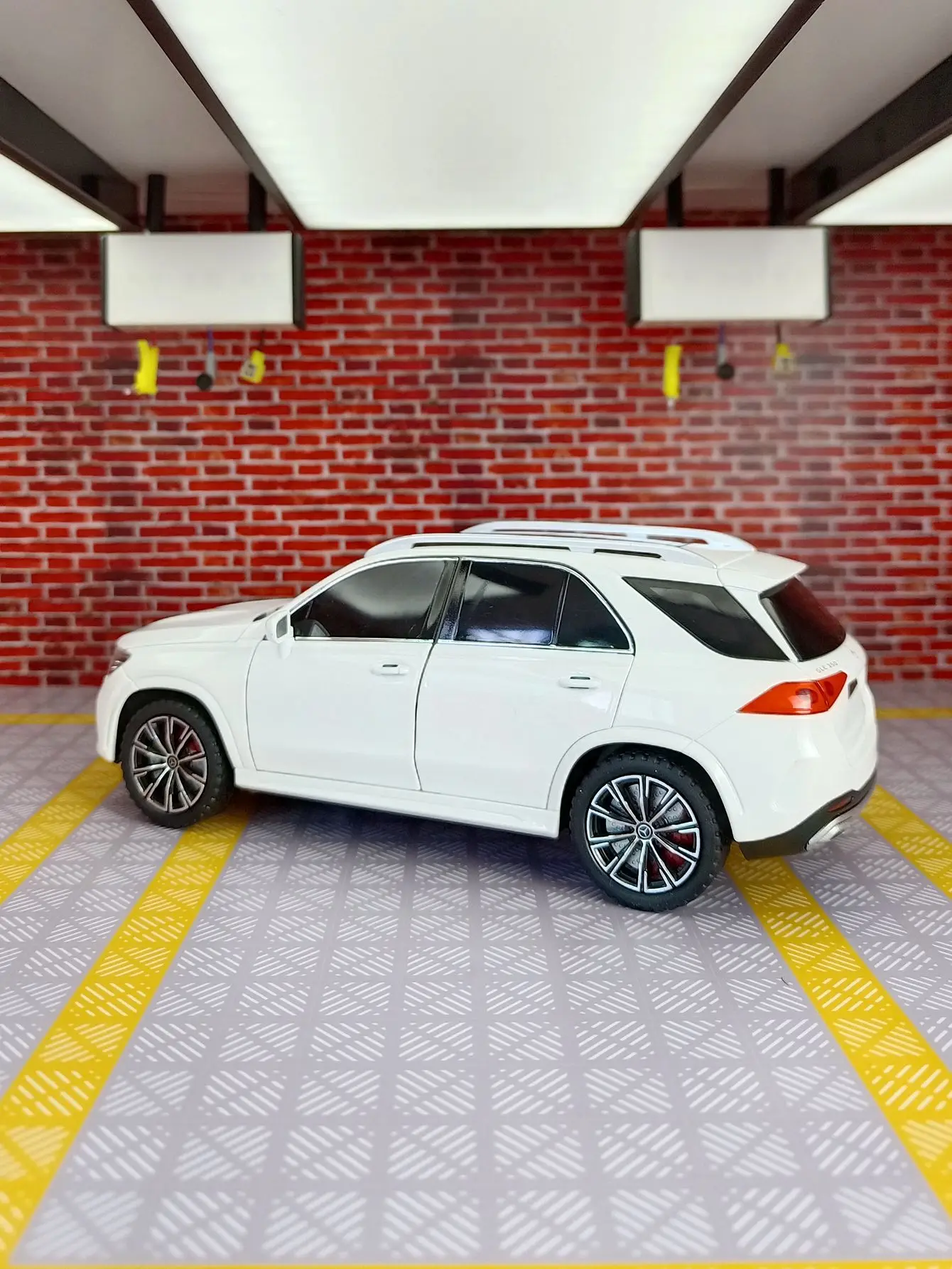 1:24 Mercedes Benz GLE350 Diecast Model 3 1:24 Mercedes Benz GLE350 Diecast Model - Image 3