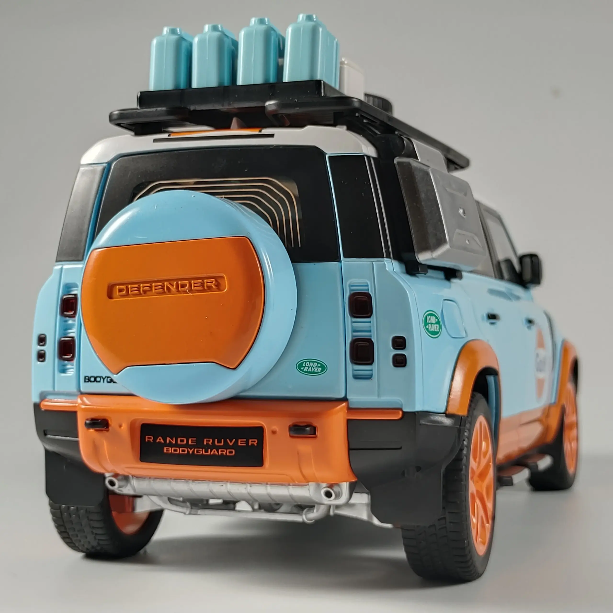 Land Rover Defender 110 1:18 Scale Diecast Model 3 Land Rover Defender 110 1:18 Scale Diecast Model - Image 3