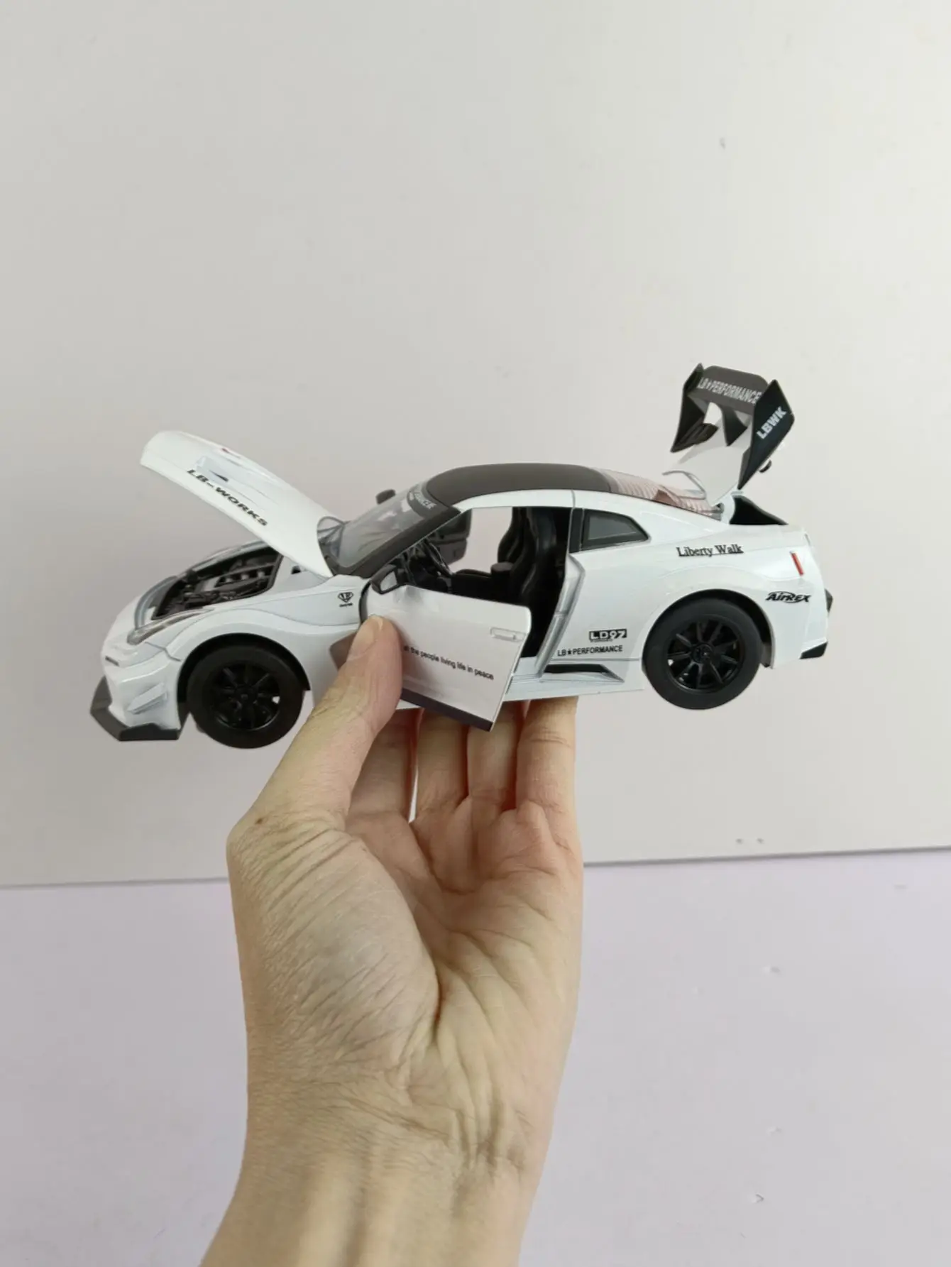1:24 Diecast Nissan GTR Skyline Model Car 3 1:24 Diecast Nissan GTR Skyline Model Car - Image 3