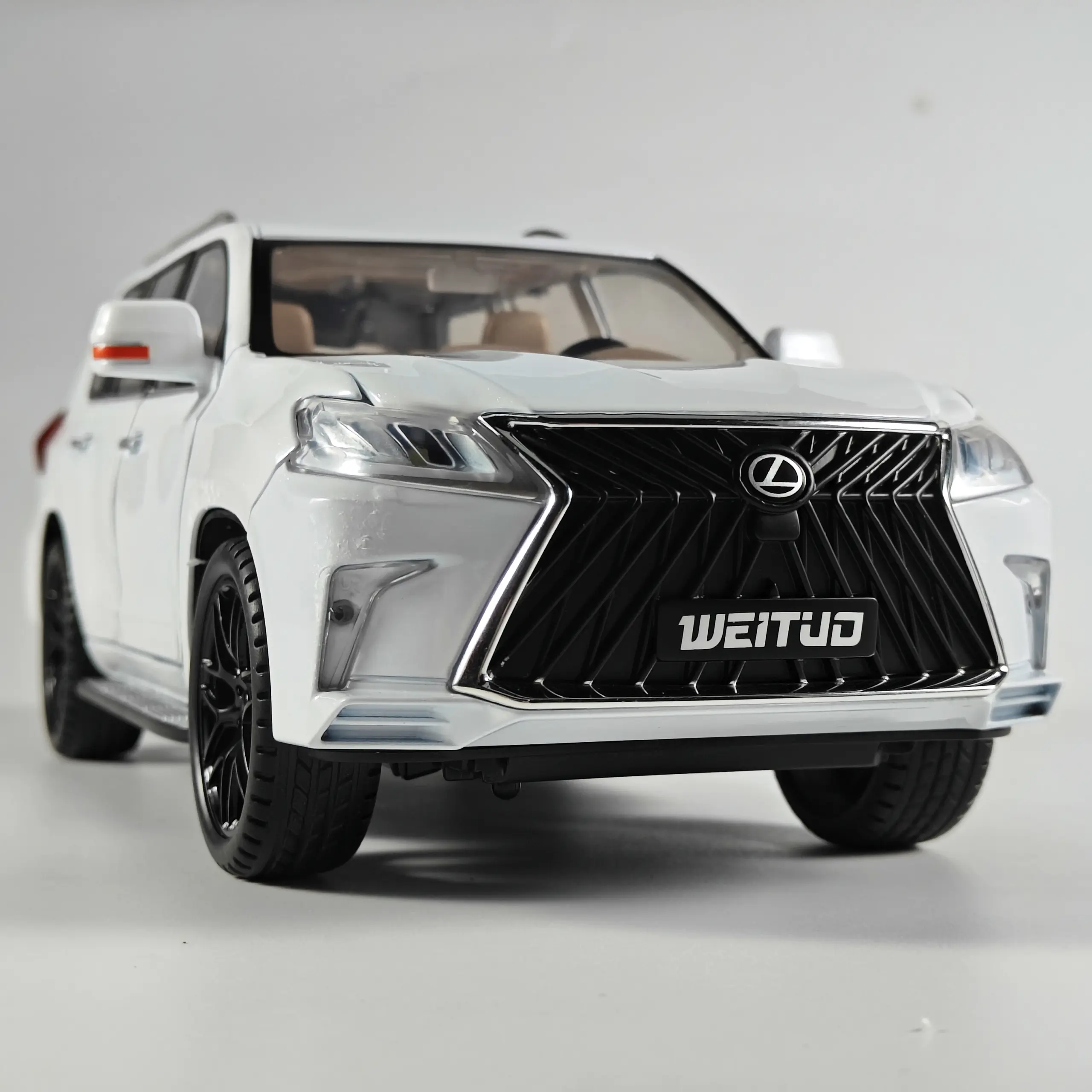 Lexus LX570 1:18 Diecast Model SUV Collector's Item 6 Lexus LX570 1:18 Diecast Model SUV Collector's Item - Image 6