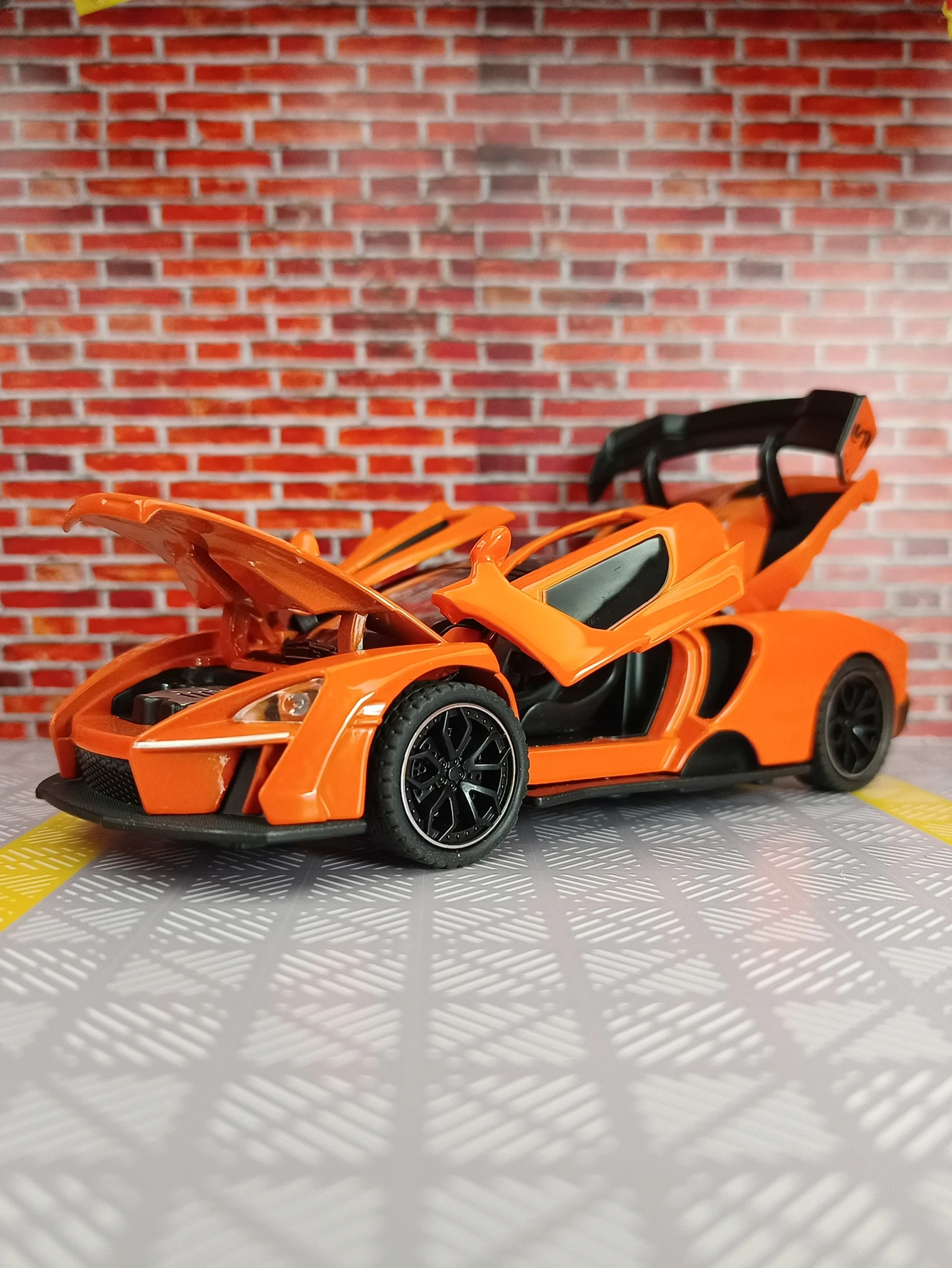 1/32 Scale McLaren Senna Alloy Model Car 3 1/32 Scale McLaren Senna Alloy Model Car - Image 3