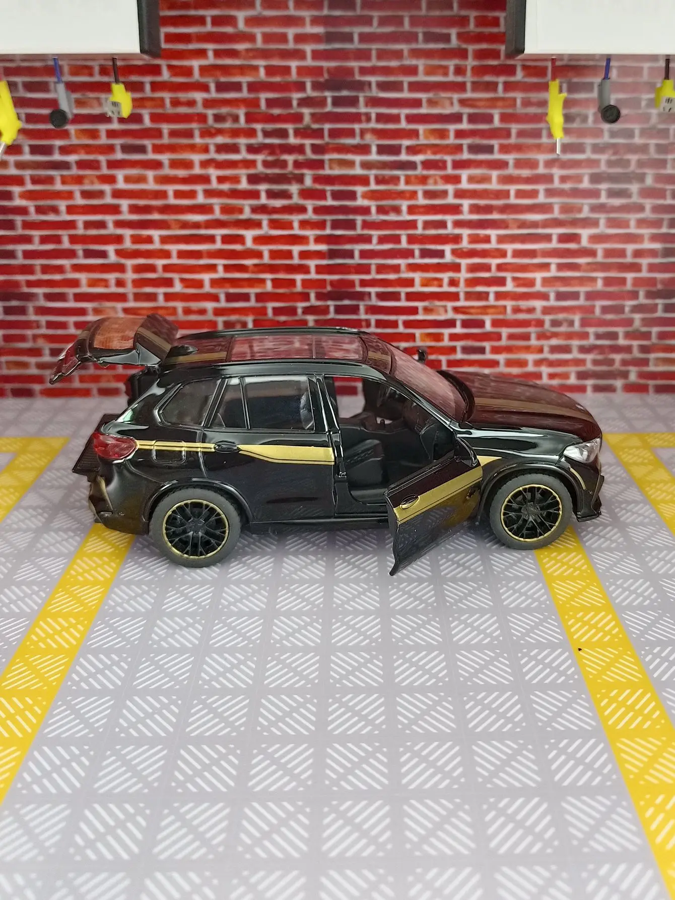 1:32 Scale BMW X5M Diecast Model Car 5 1:32 Scale BMW X5M Diecast Model Car - Image 5