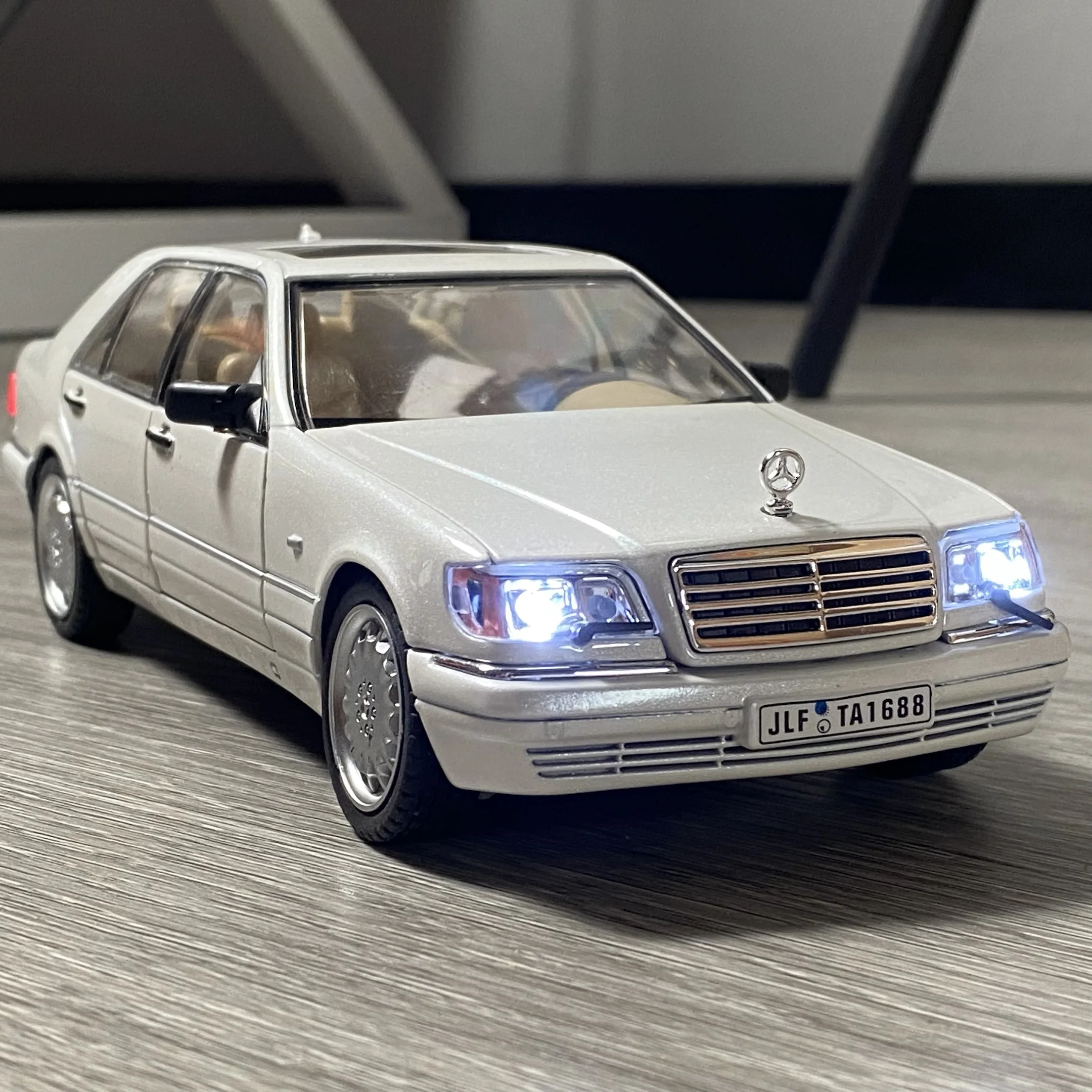 Benz S W140 320SEL 1:24 Diecast Model 2 Benz S W140 320SEL 1:24 Diecast Model - Image 2
