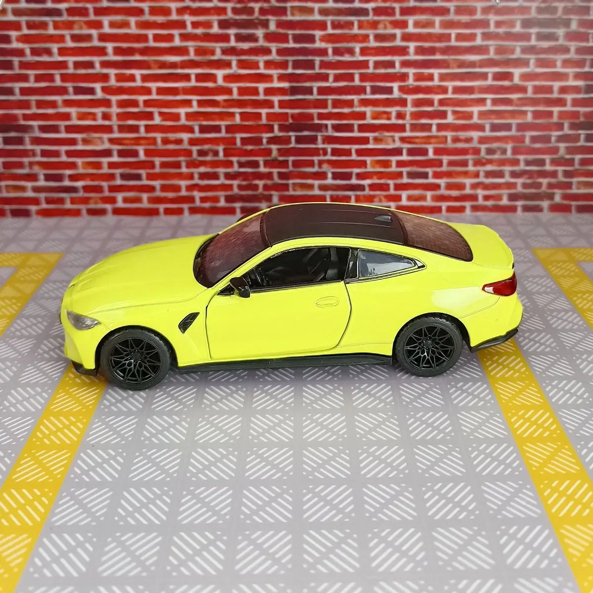 1/32 Scale BMW M4 G82 Diecast Model Car 8 1/32 Scale BMW M4 G82 Diecast Model Car - Image 8