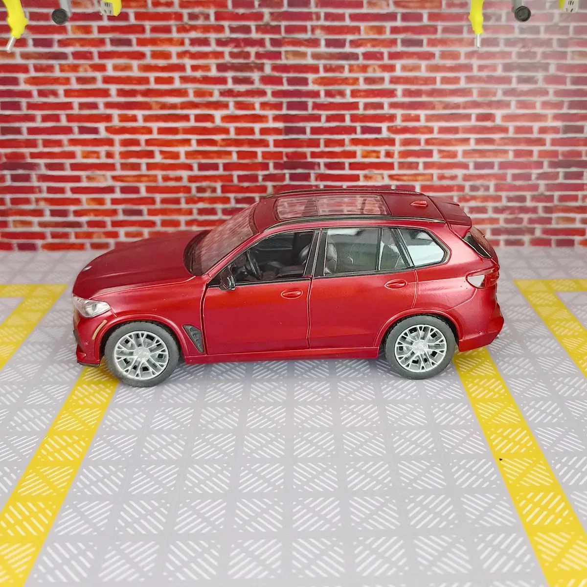 1:32 Scale BMW X5M Diecast Model Car 8 1:32 Scale BMW X5M Diecast Model Car - Image 8