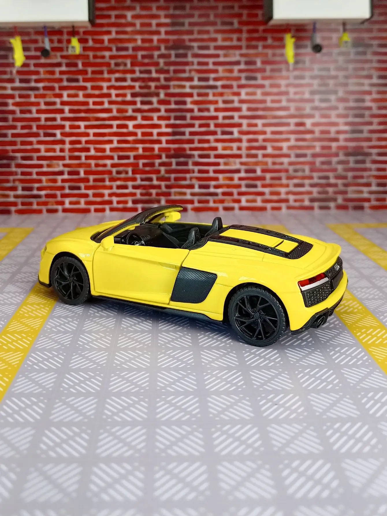 1/32 Scale Audi R8 Spyder Diecast Model Car 2 1/32 Scale Audi R8 Spyder Diecast Model Car - Image 2