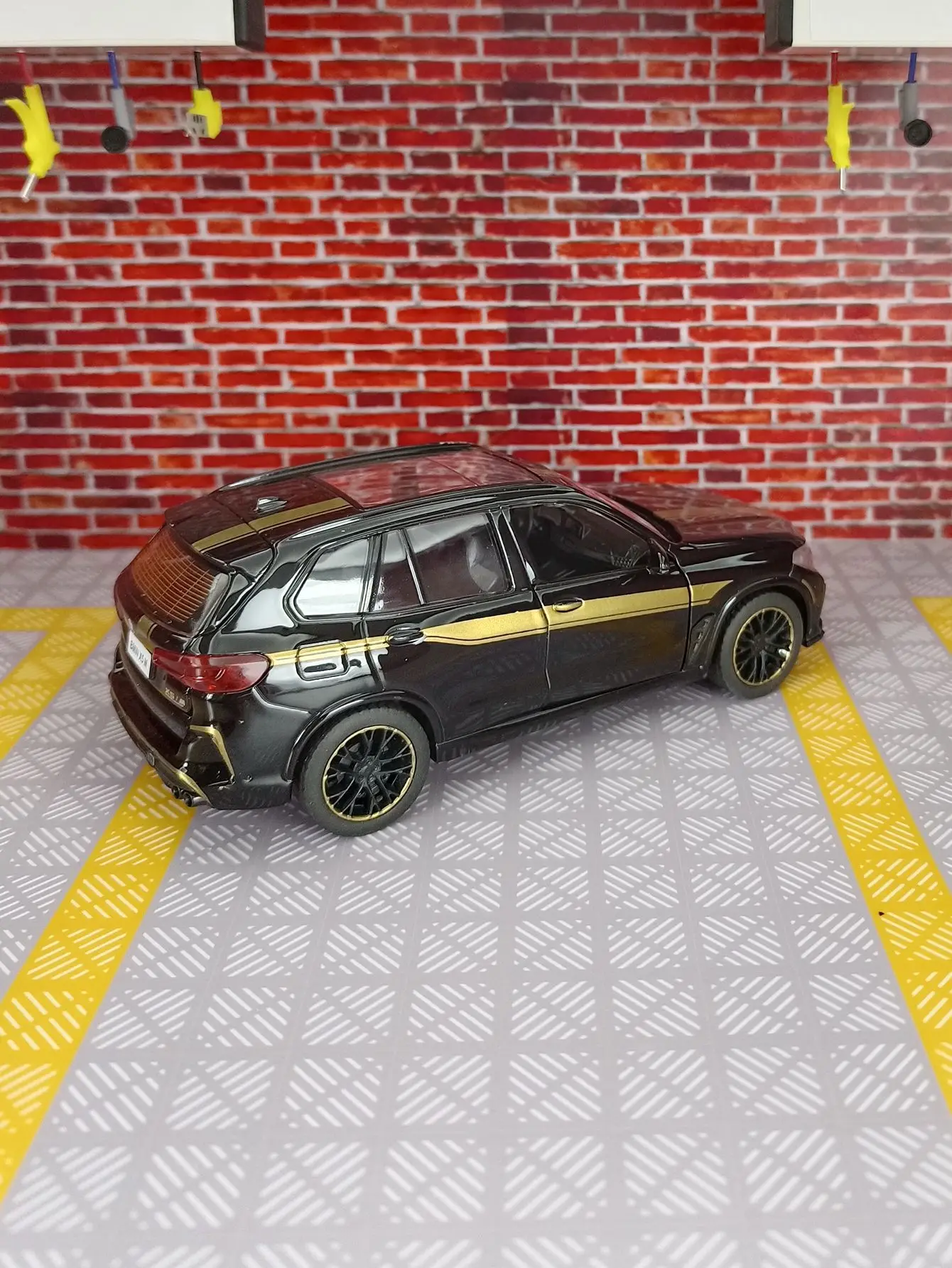 1:32 Scale BMW X5M Diecast Model Car 6 1:32 Scale BMW X5M Diecast Model Car - Image 6