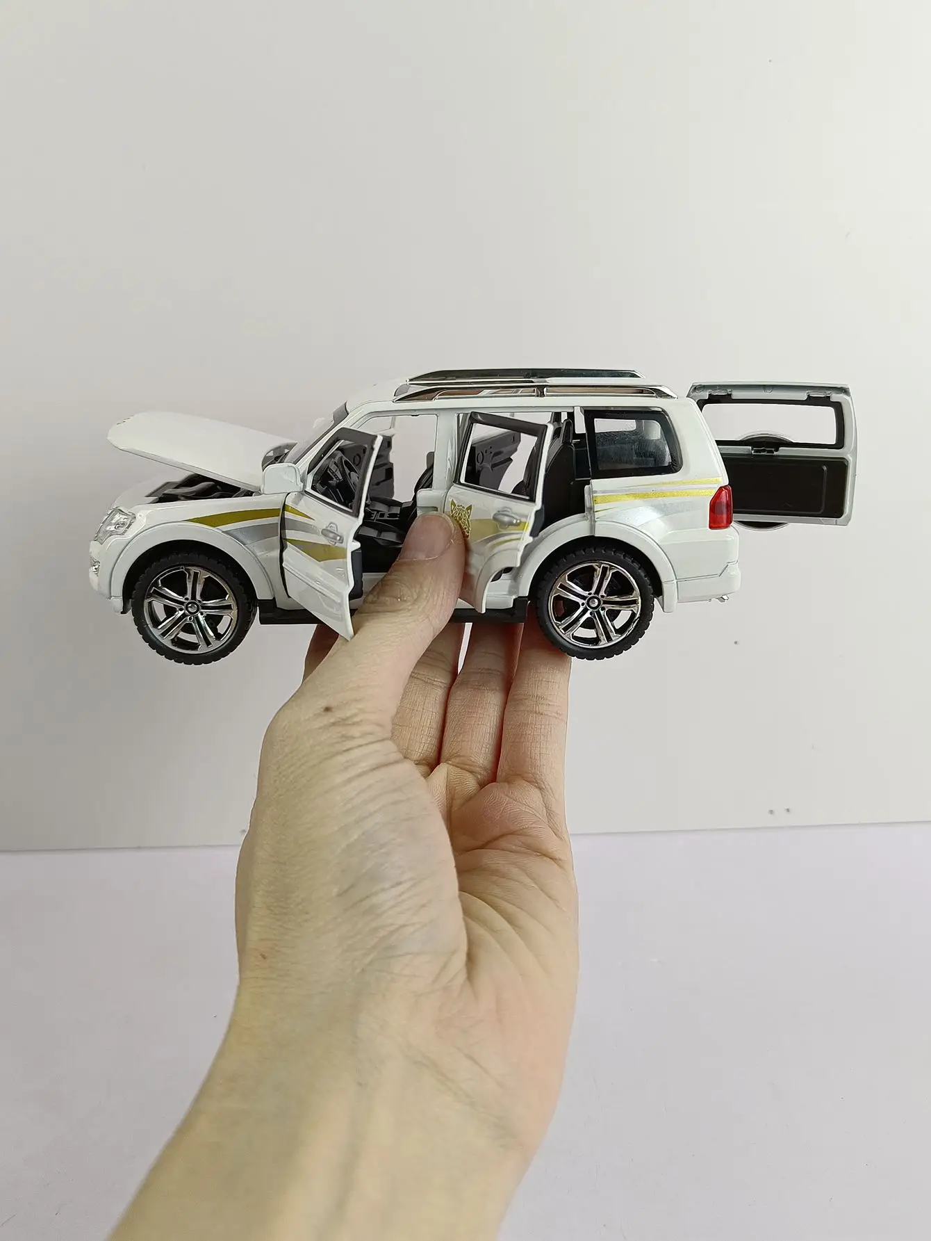 Mitsubishi Pajero 1/32 Scale Diecast Model 4 Mitsubishi Pajero 1/32 Scale Diecast Model - Image 4
