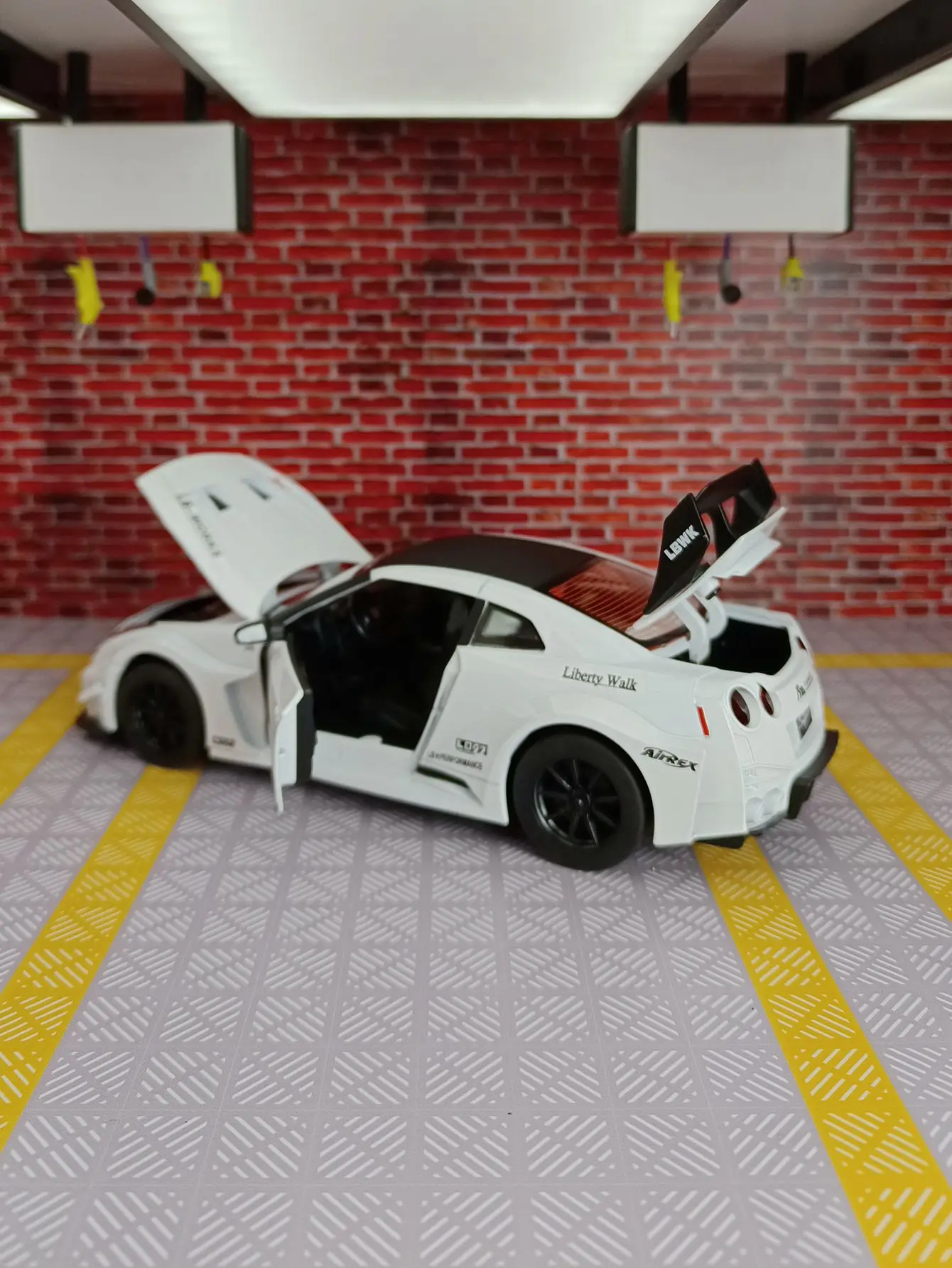 1:24 Diecast Nissan GTR Skyline Model Car 2 1:24 Diecast Nissan GTR Skyline Model Car - Image 2