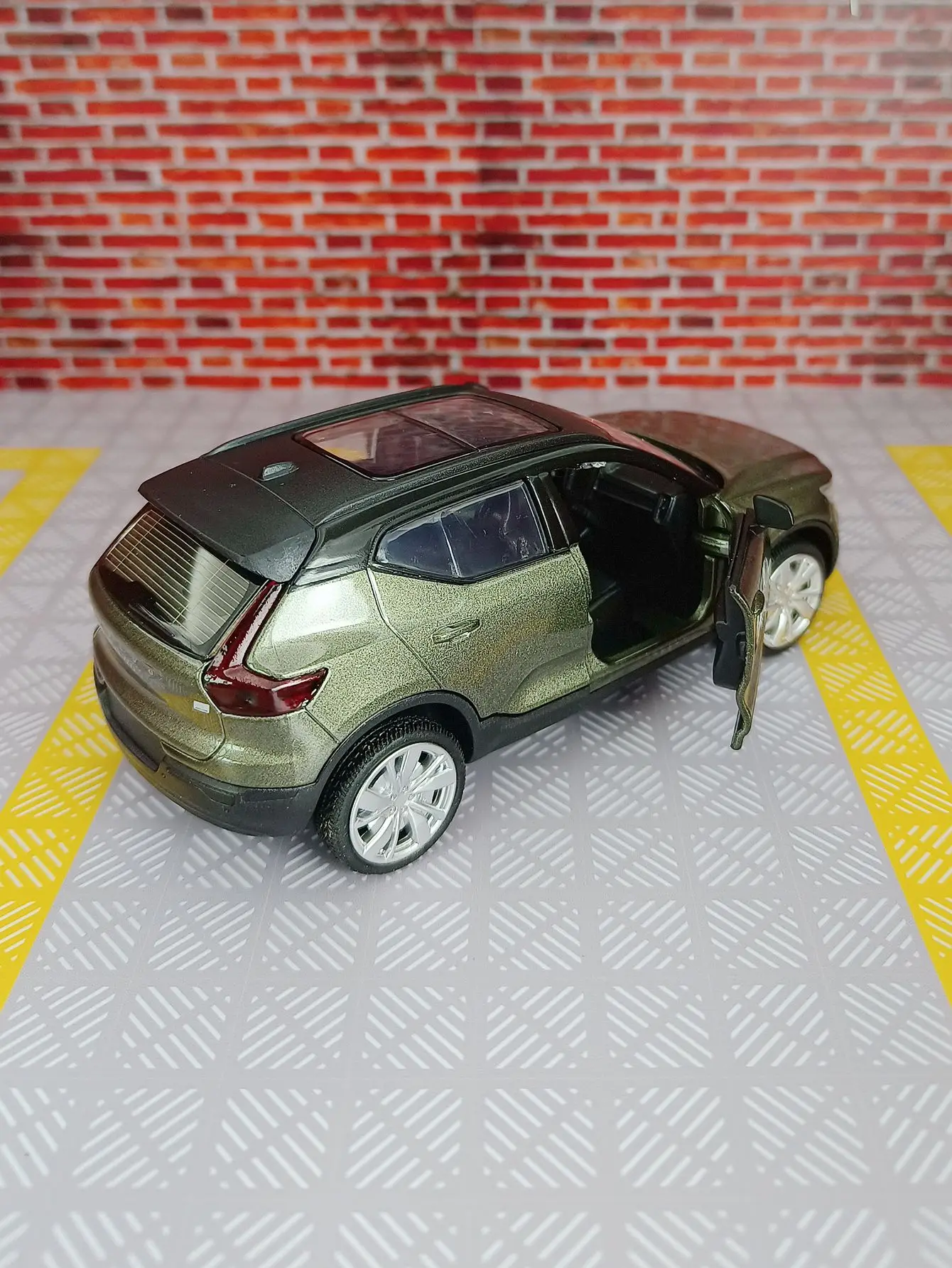 Volvo XC40 1:32 Scale Diecast Model 2 Volvo XC40 1:32 Scale Diecast Model - Image 2