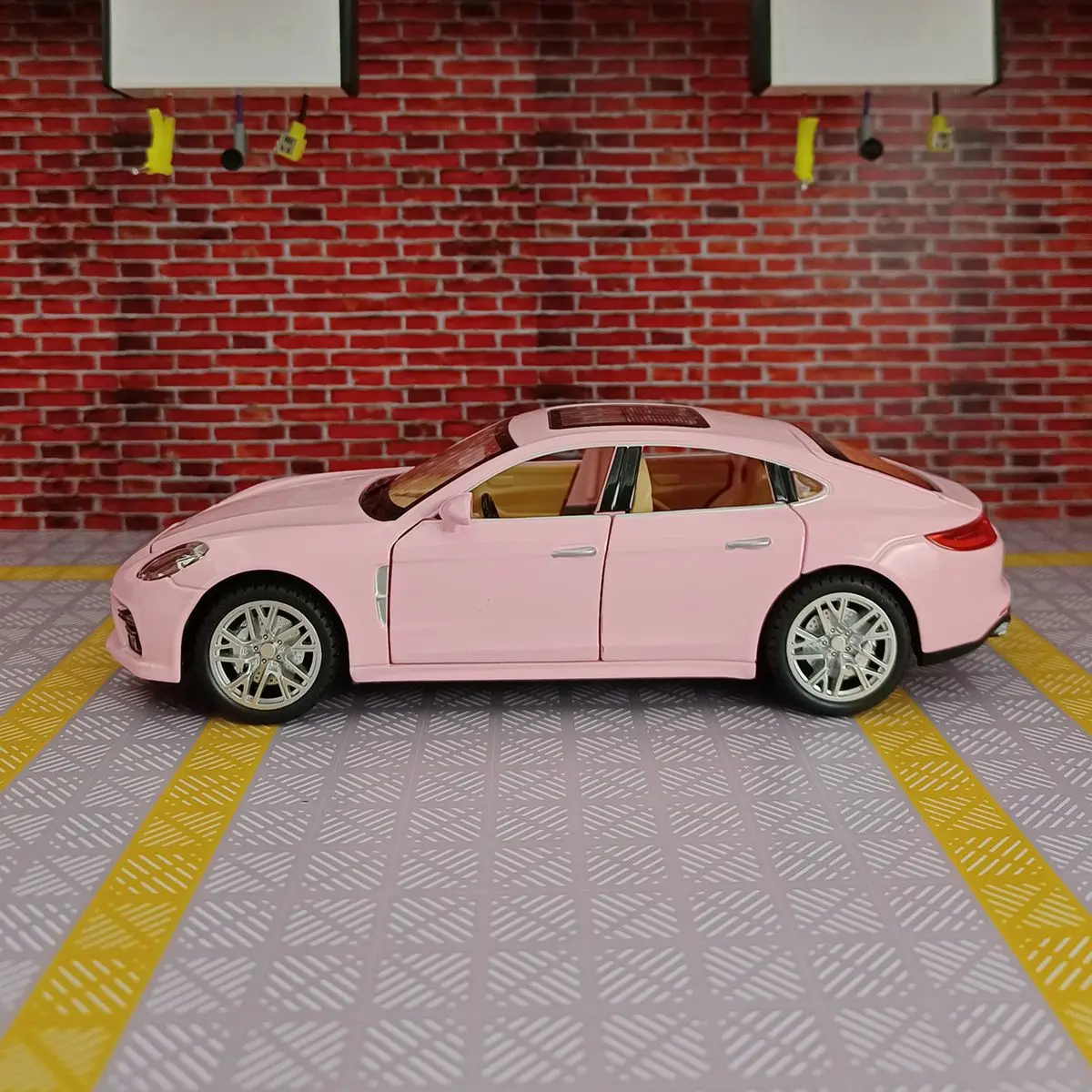 1:24 Scale Paramela Sport Car Diecast Model 8 1:24 Scale Paramela Sport Car Diecast Model - Image 8