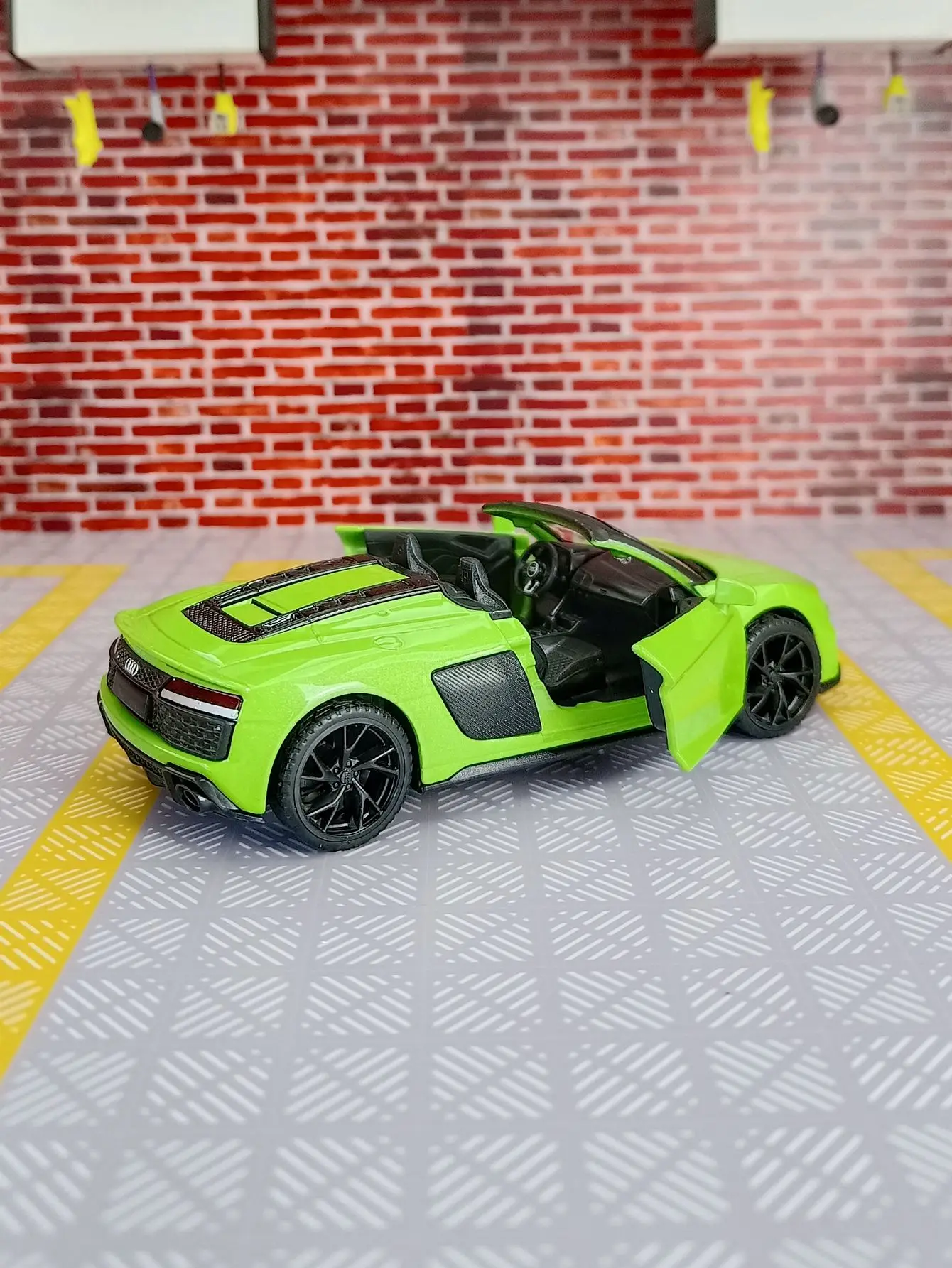 1/32 Scale Audi R8 Spyder Diecast Model Car 5 1/32 Scale Audi R8 Spyder Diecast Model Car - Image 5