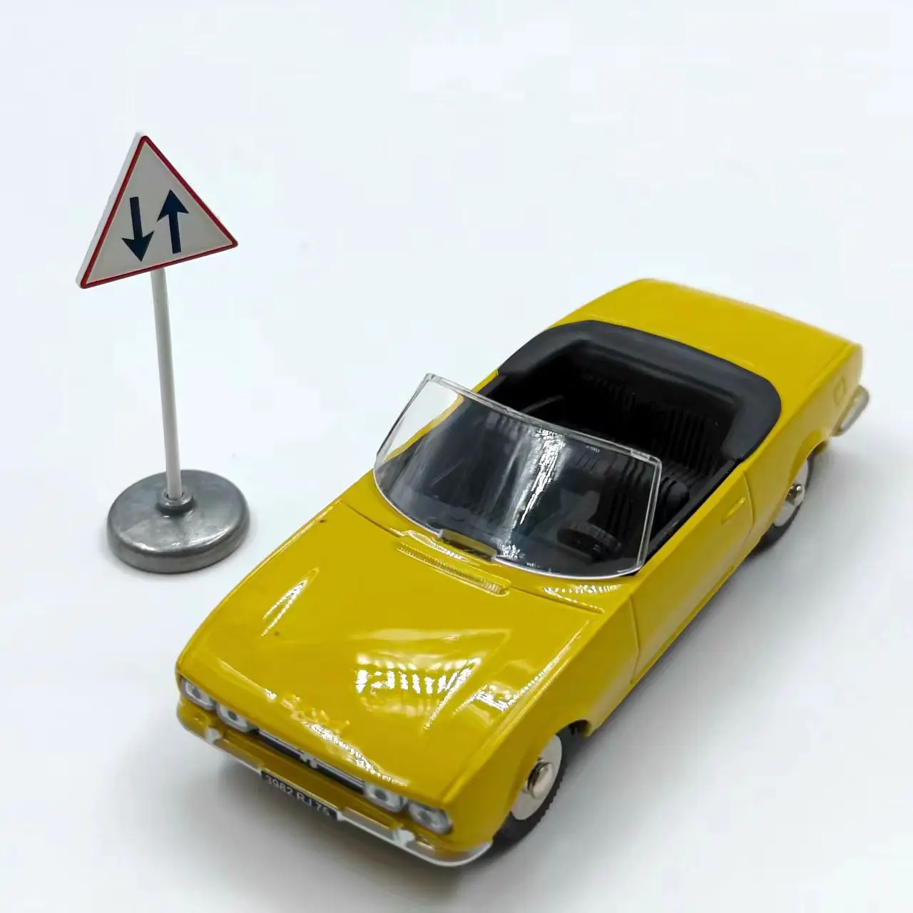 Peugeot 504 Cabriolet Diecast Model 1:43 Scale 6 Peugeot 504 Cabriolet Diecast Model 1:43 Scale - Image 6