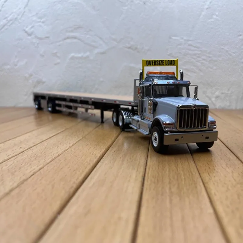 1:50 Scale Truck and Flatbed Trailer Model 2 1:50 Scale Truck and Flatbed Trailer Model - Image 2