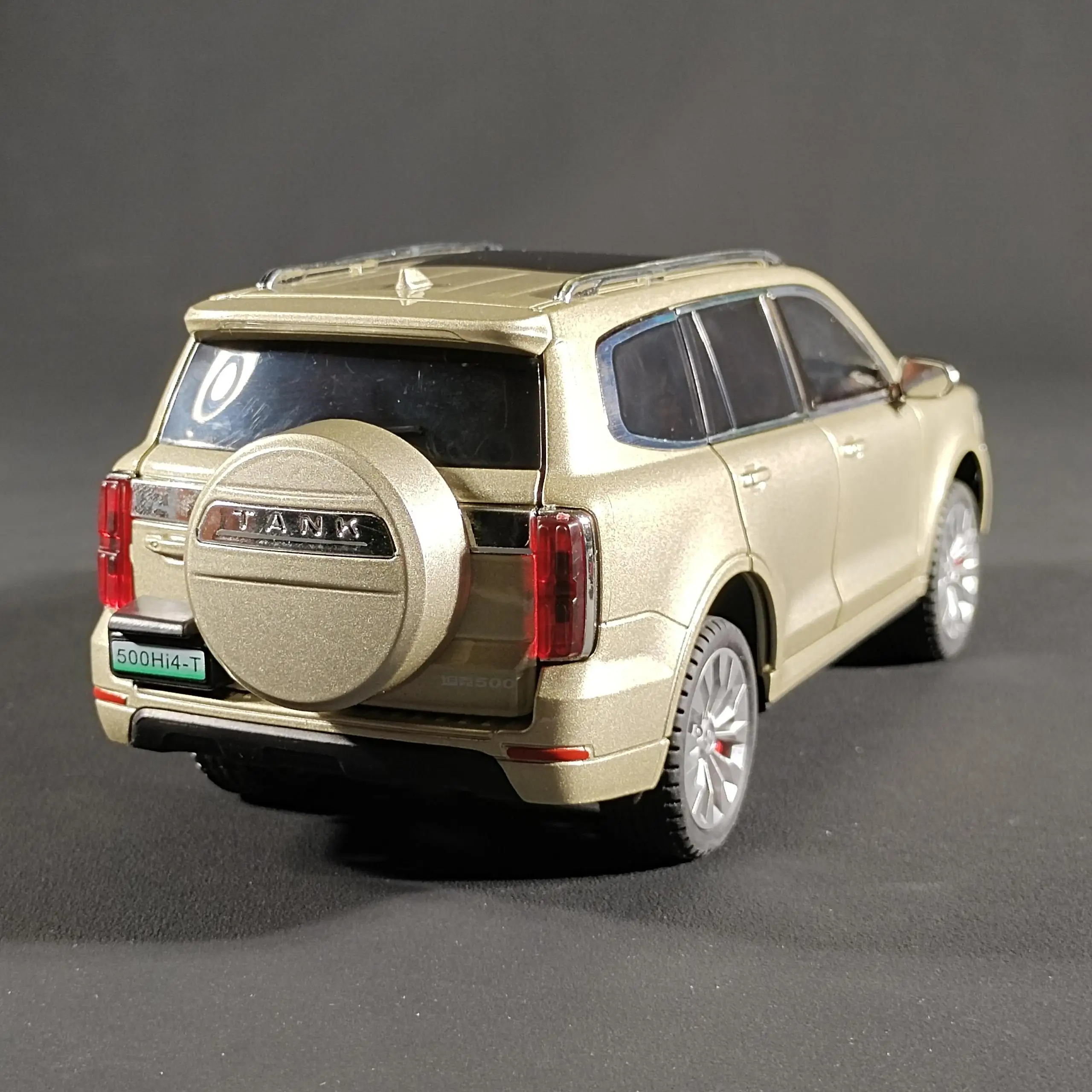 Stunning 1:24 Scale Gold SUV Tank Model 3 Stunning 1:24 Scale Gold SUV Tank Model - Image 3