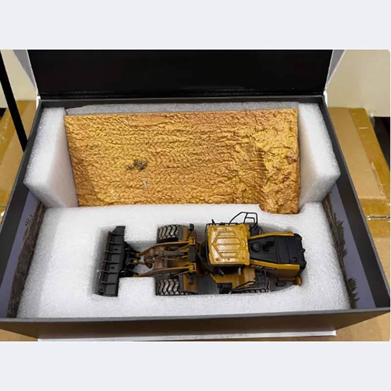 CAT 966M Truck Loader Diecast Model 1:50 4 CAT 966M Truck Loader Diecast Model 1:50 - Image 4