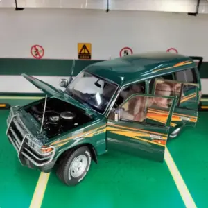 1:18 Scale Mitsubishi Pajero Model in Green 7 S9c87d74239c443768244076633183ced4