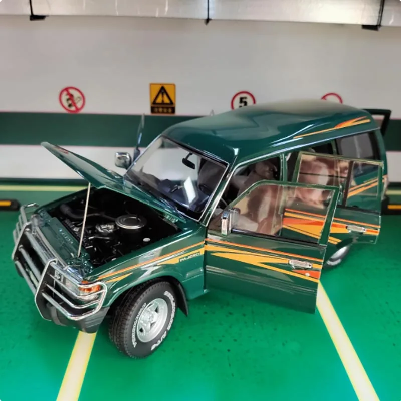 1:18 Scale Mitsubishi Pajero Model in Green 3 1:18 Scale Mitsubishi Pajero Model in Green - Image 3