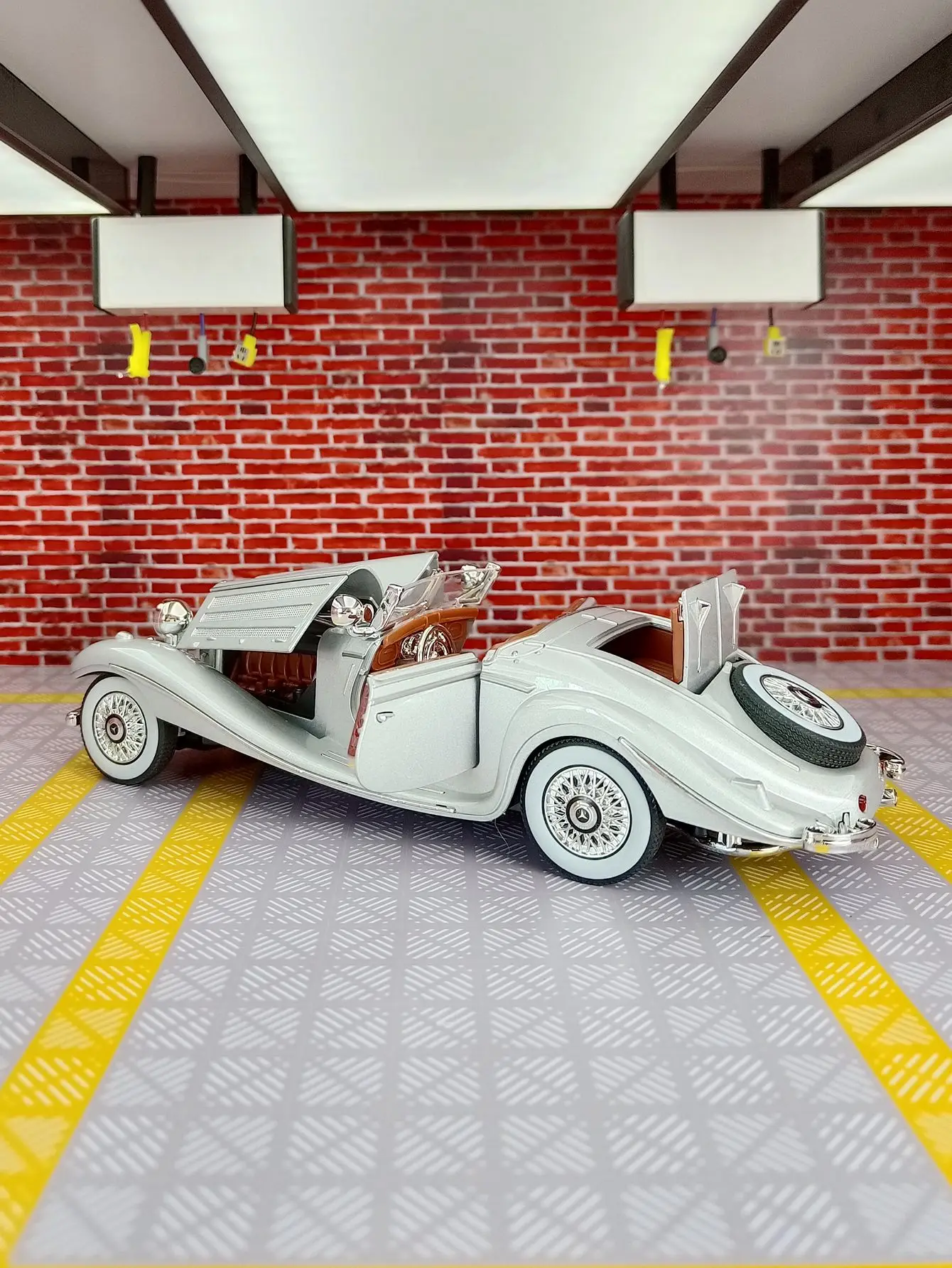 1:24 Scale Mercedes Benz 500K Model Car 5 1:24 Scale Mercedes Benz 500K Model Car - Image 5