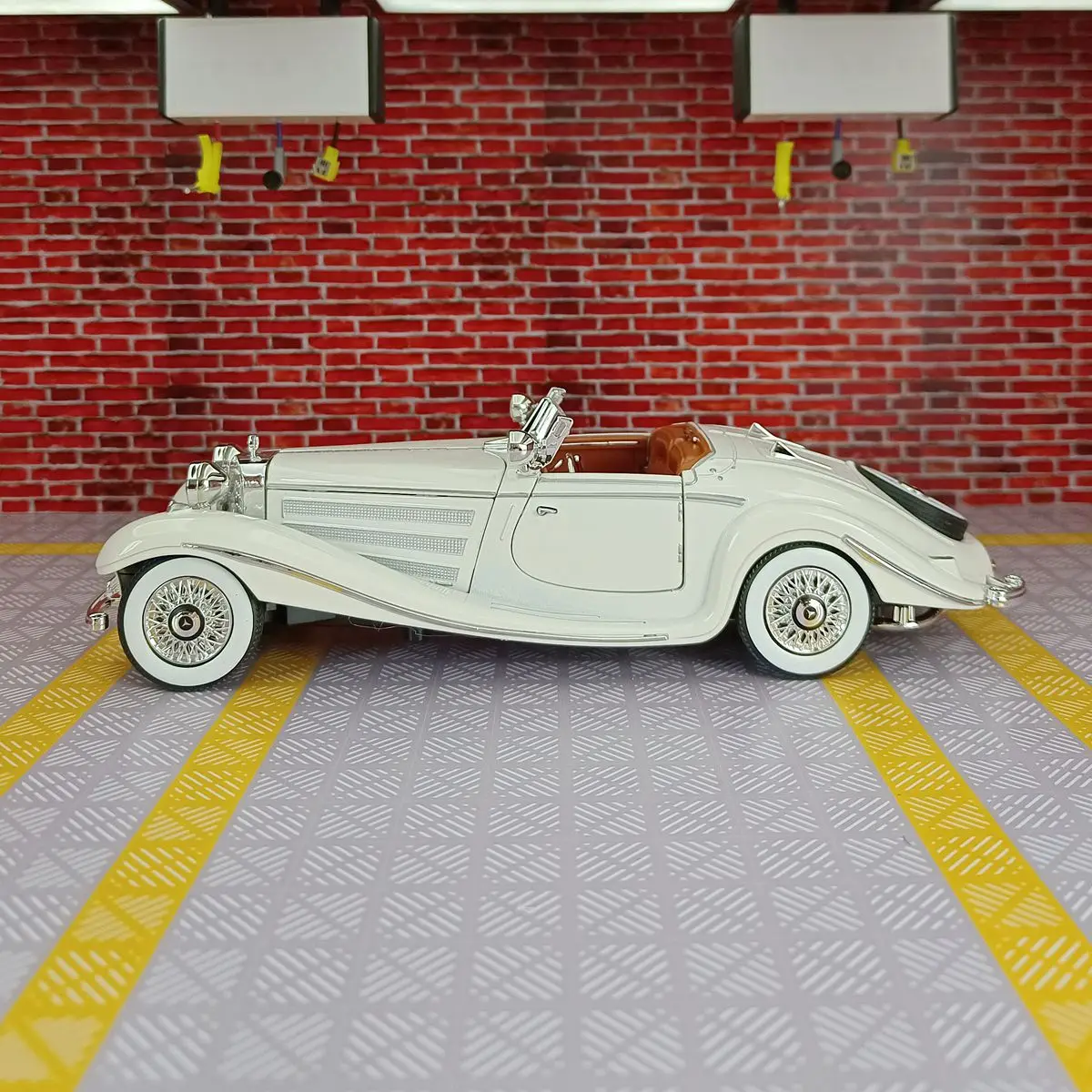 1:24 Scale Mercedes Benz 500K Model Car 8 1:24 Scale Mercedes Benz 500K Model Car - Image 8