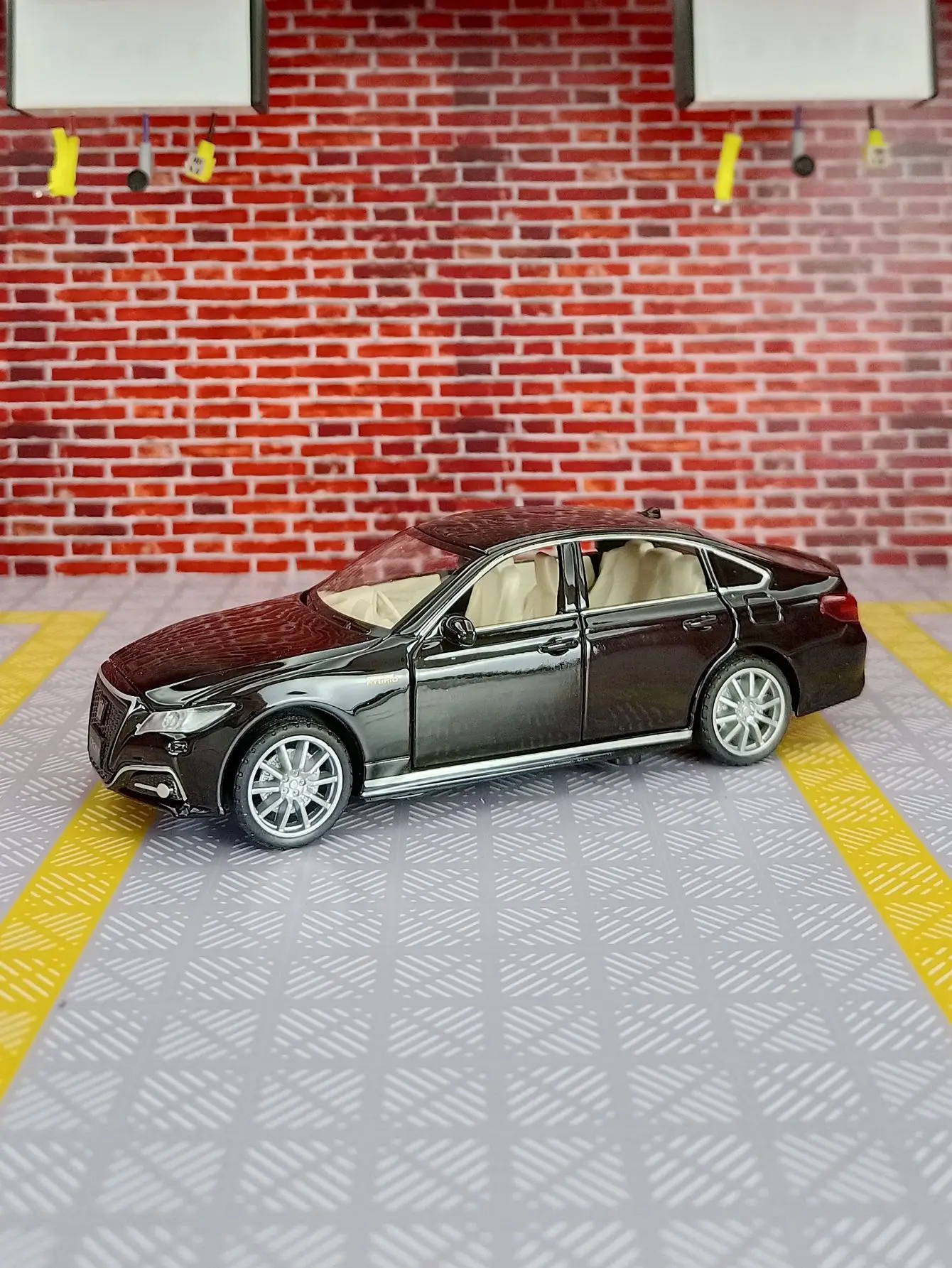 1:32 Scale Alloy Diecast Car Model 5 1:32 Scale Alloy Diecast Car Model - Image 5