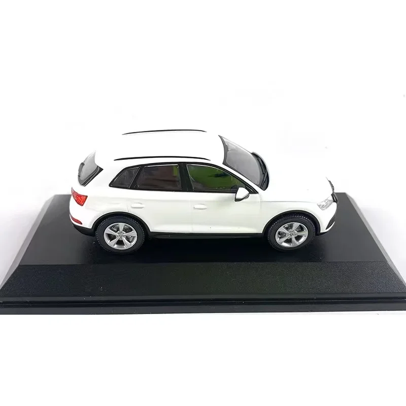 Audi Q5 1/43 Scale Diecast Model Black 3 Audi Q5 1/43 Scale Diecast Model Black - Image 3