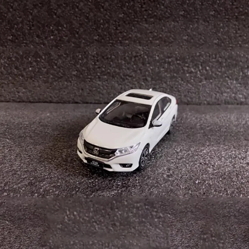 1:43 Scale Glossy Diecast Car Model 2 1:43 Scale Glossy Diecast Car Model - Image 2