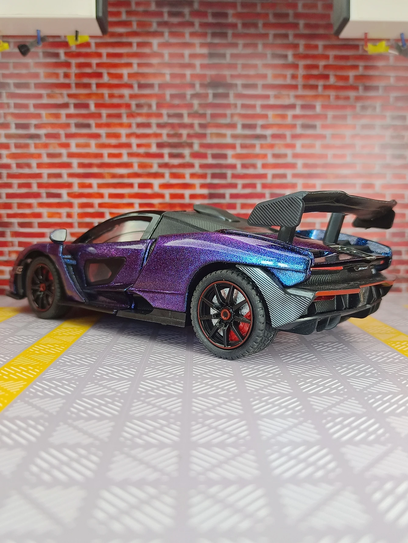 1:24 McLaren Senna Supercar Diecast Model 2 1:24 McLaren Senna Supercar Diecast Model - Image 2