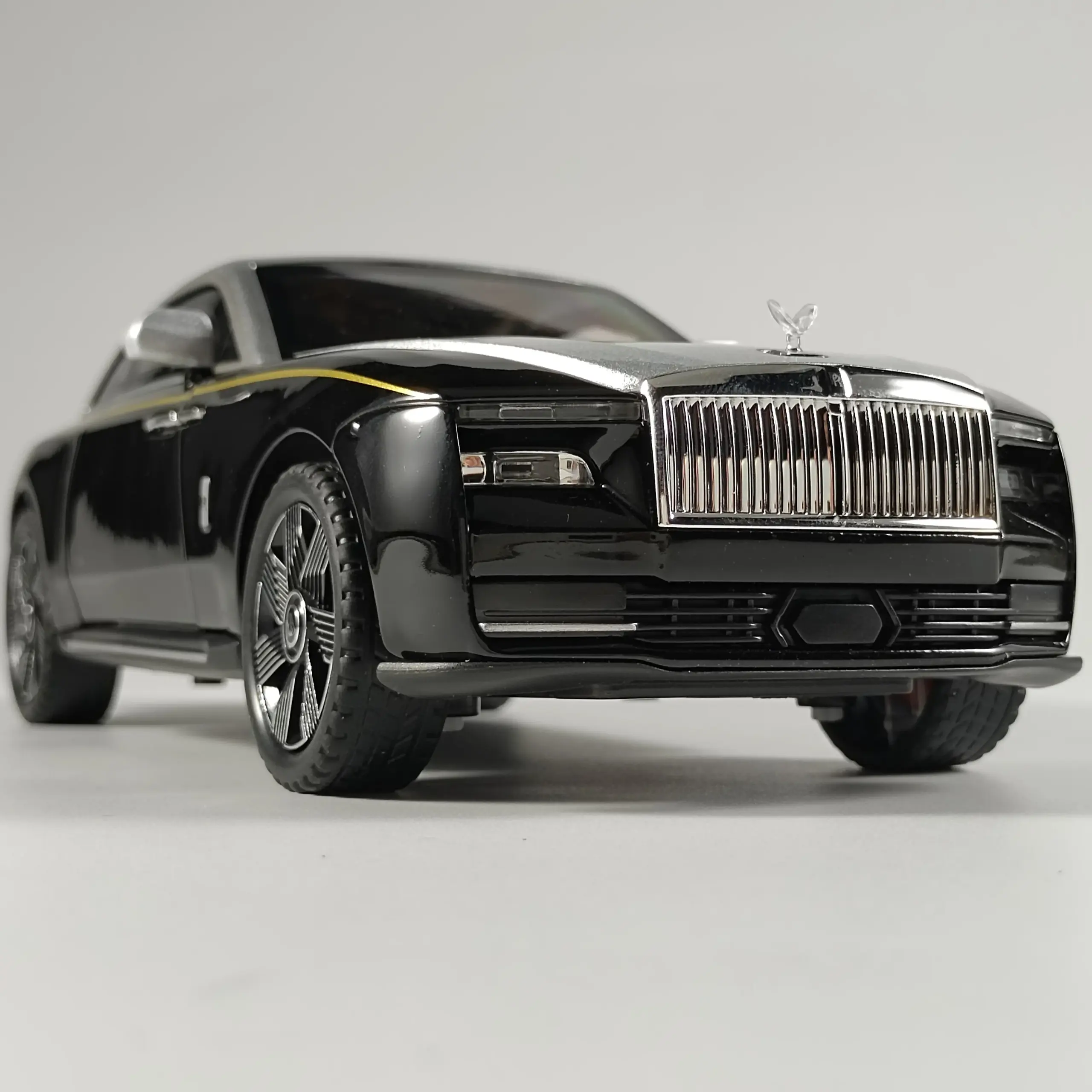 1:24 Scale Rolls Royce Spectre Diecast Model 4 1:24 Scale Rolls Royce Spectre Diecast Model - Image 4
