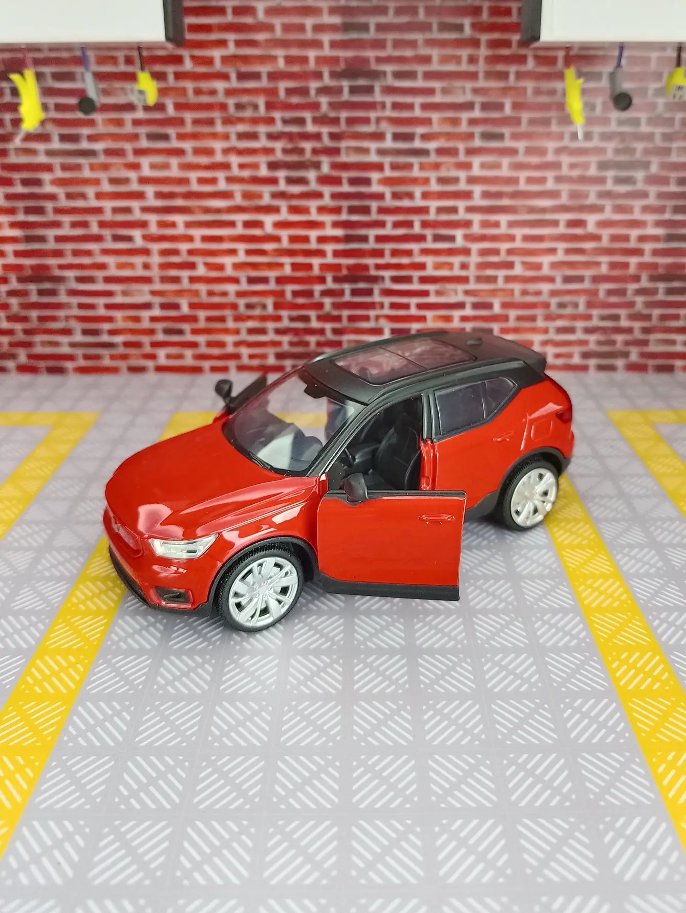 Volvo XC40 1:32 Scale Diecast Model 4 Volvo XC40 1:32 Scale Diecast Model - Image 4