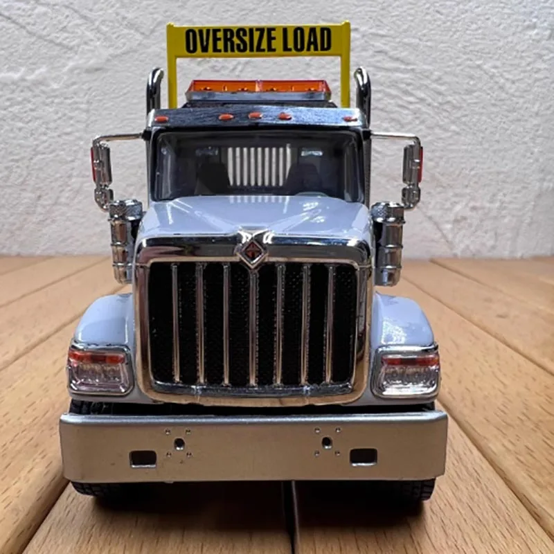 1:50 Scale Truck and Flatbed Trailer Model 3 1:50 Scale Truck and Flatbed Trailer Model - Image 3