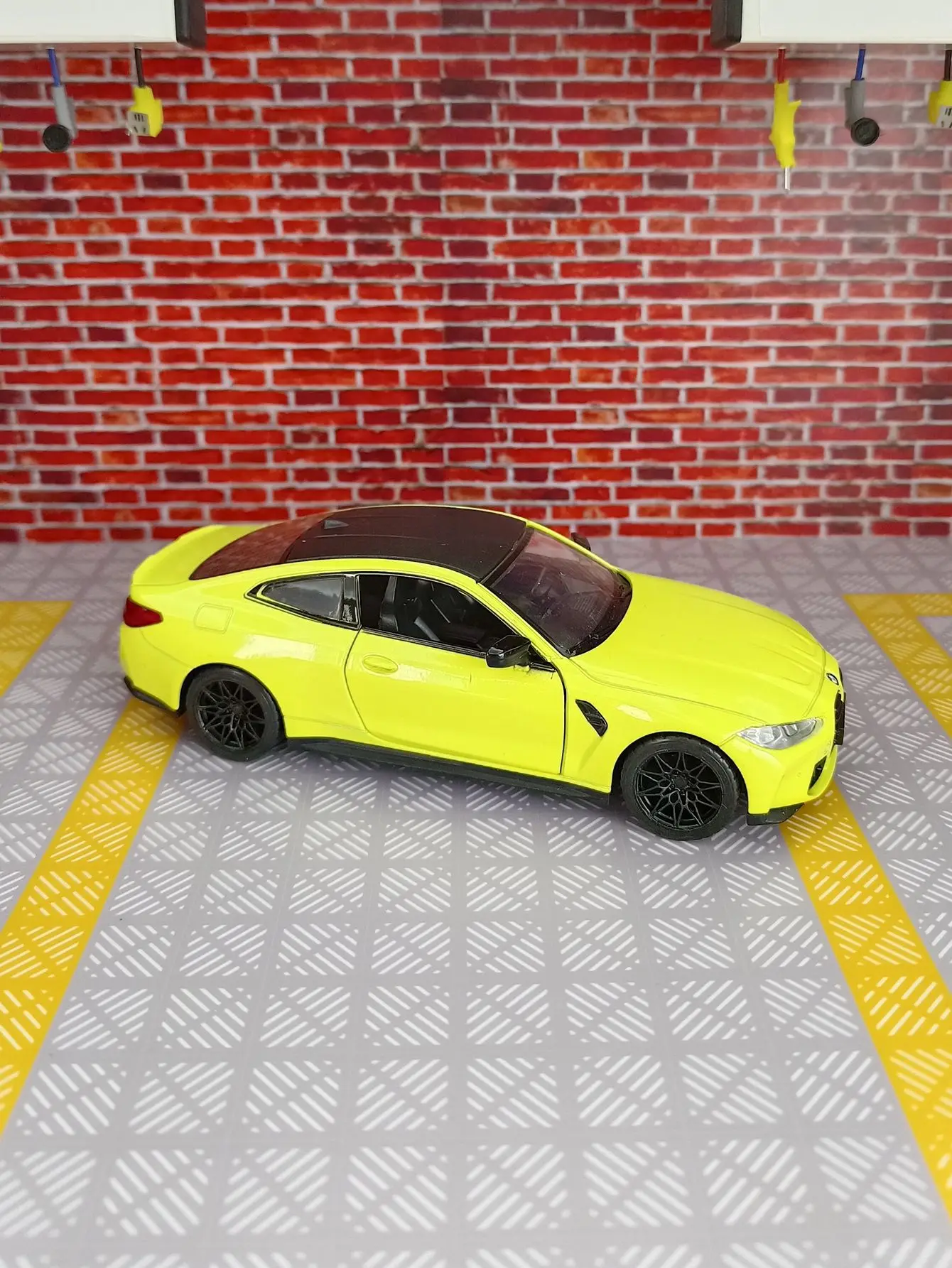 1/32 Scale BMW M4 G82 Diecast Model Car 6 1/32 Scale BMW M4 G82 Diecast Model Car - Image 6