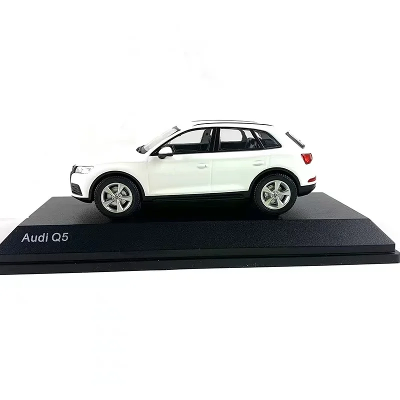 Audi Q5 1/43 Scale Diecast Model Black 4 Audi Q5 1/43 Scale Diecast Model Black - Image 4