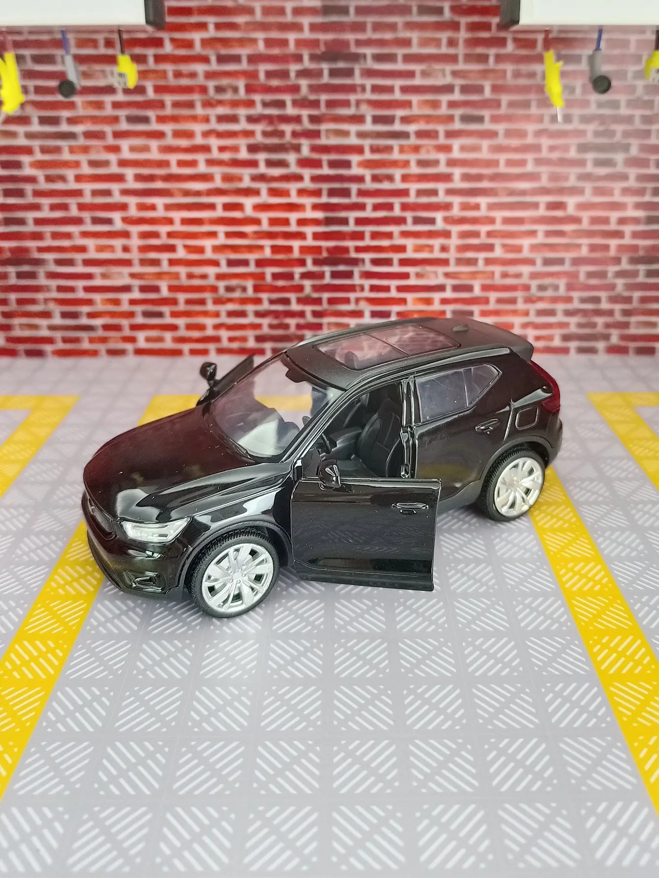 Volvo XC40 1:32 Scale Diecast Model 6 Volvo XC40 1:32 Scale Diecast Model - Image 6