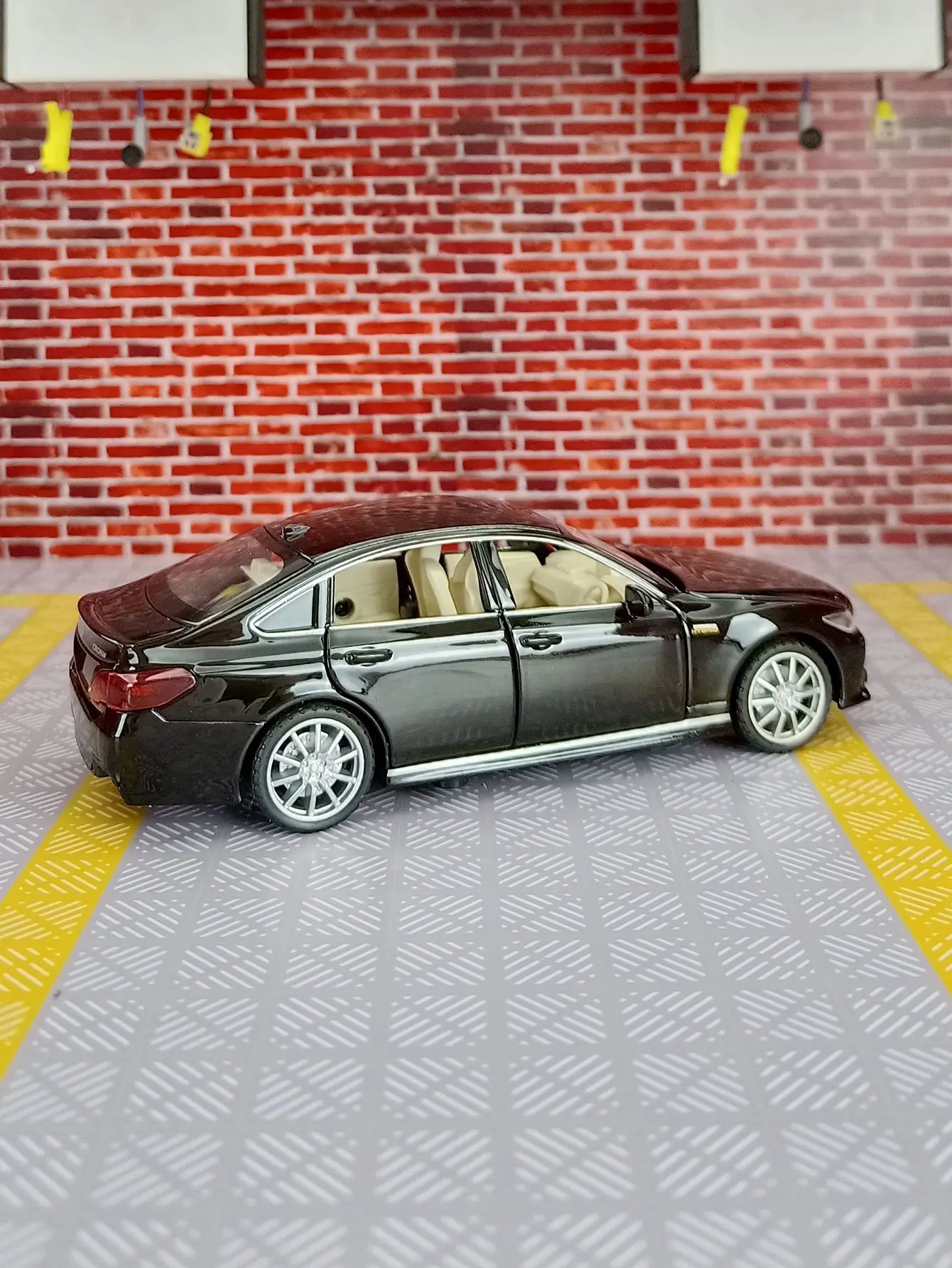 1:32 Scale Alloy Diecast Car Model 4 1:32 Scale Alloy Diecast Car Model - Image 4