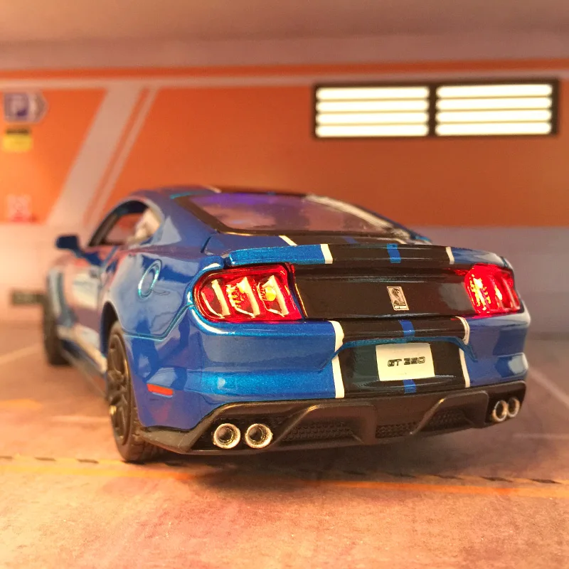 1:32 Ford Shelby GT350 Diecast Model Car 4 1:32 Ford Shelby GT350 Diecast Model Car - Image 4