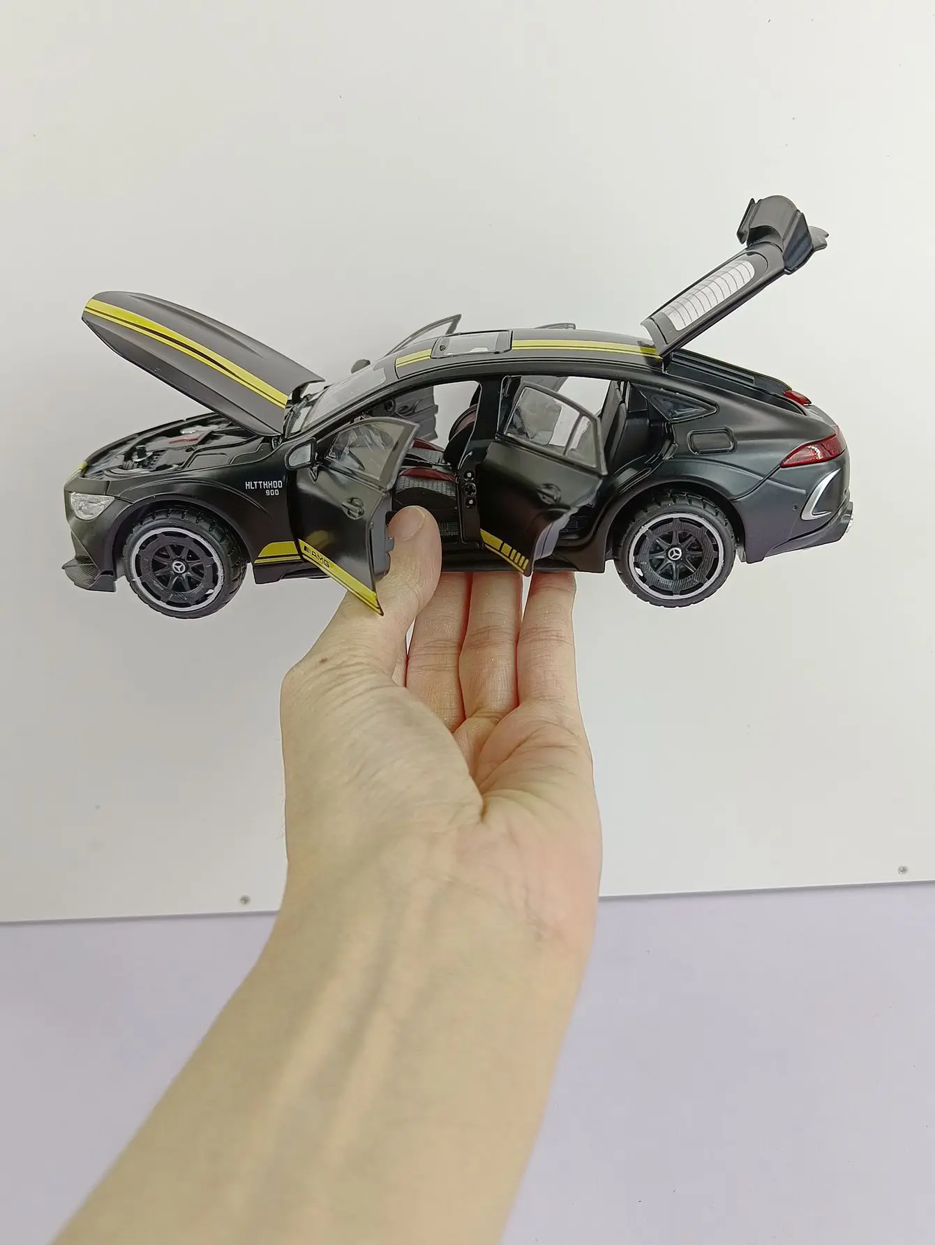 1:24 Scale Mercedes GT63 AMG Diecast Model 4 1:24 Scale Mercedes GT63 AMG Diecast Model - Image 4