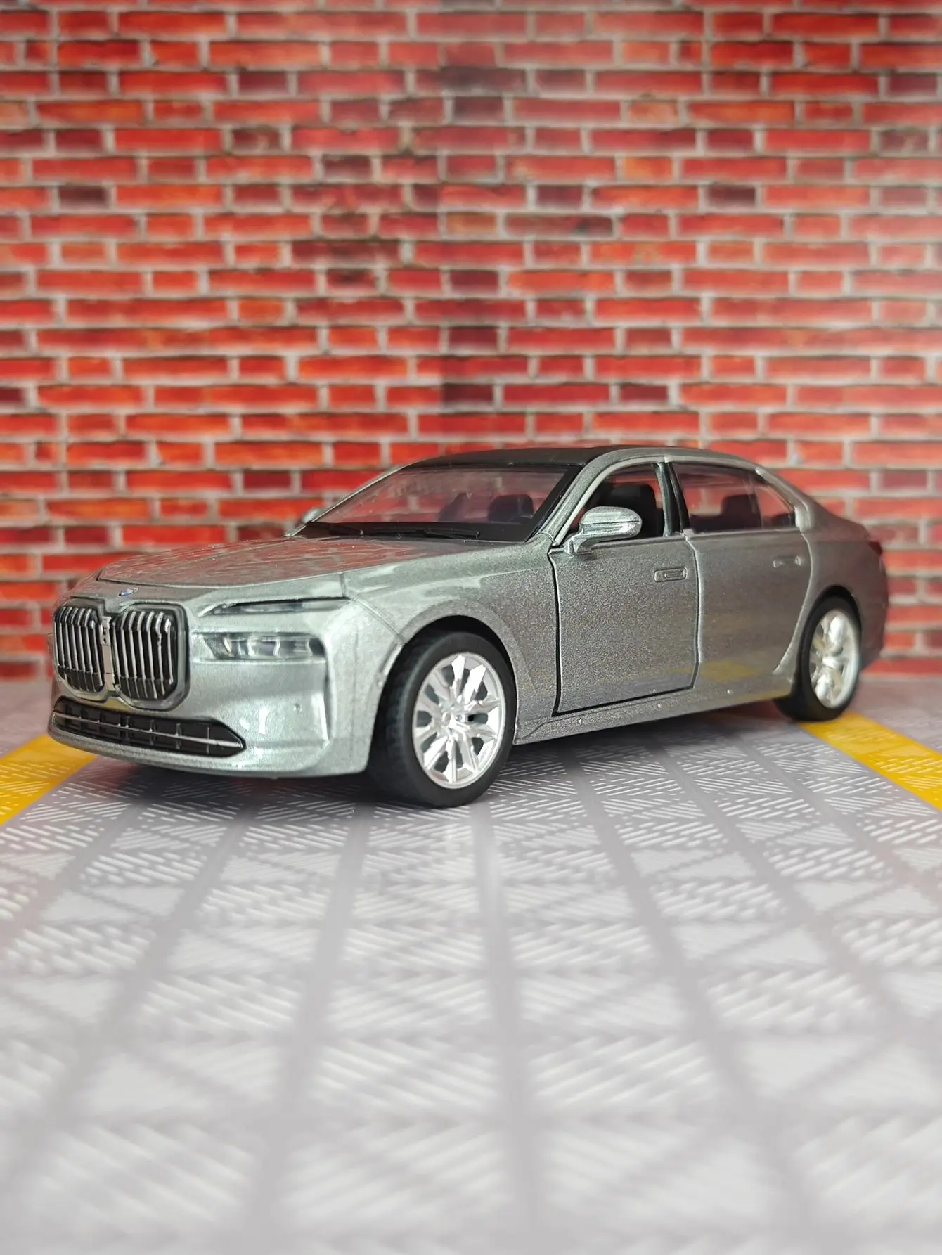 BMW I7 1:32 Scale Alloy Model Car 5 BMW I7 1:32 Scale Alloy Model Car - Image 5