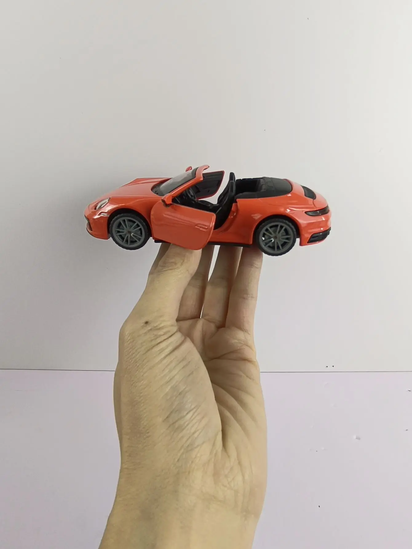 1:32 Scale Porsche 911 Carrera Diecast Model 6 1:32 Scale Porsche 911 Carrera Diecast Model - Image 6