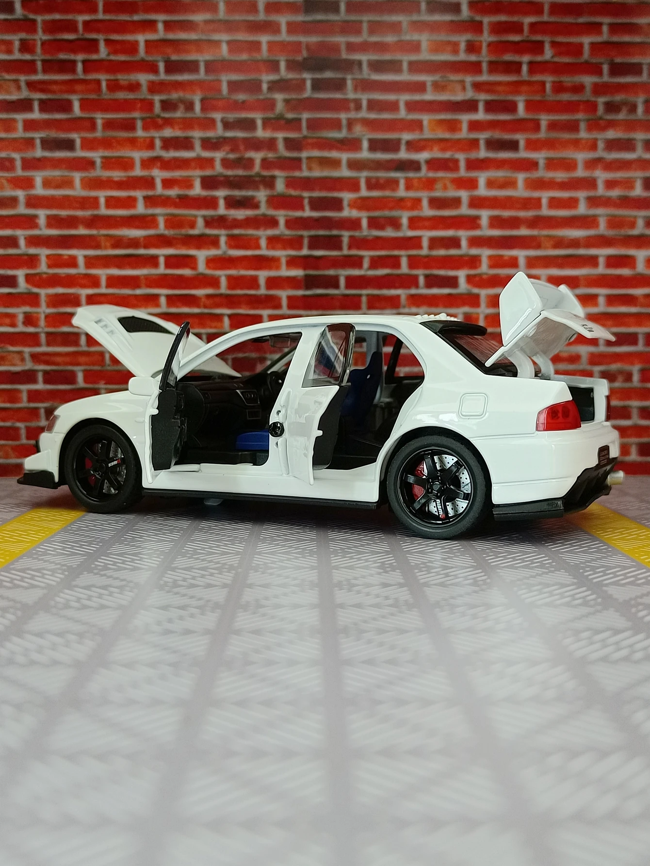 1:32 Mitsubishi Evo 9 Alloy Racing Car Model 5 1:32 Mitsubishi Evo 9 Alloy Racing Car Model - Image 5