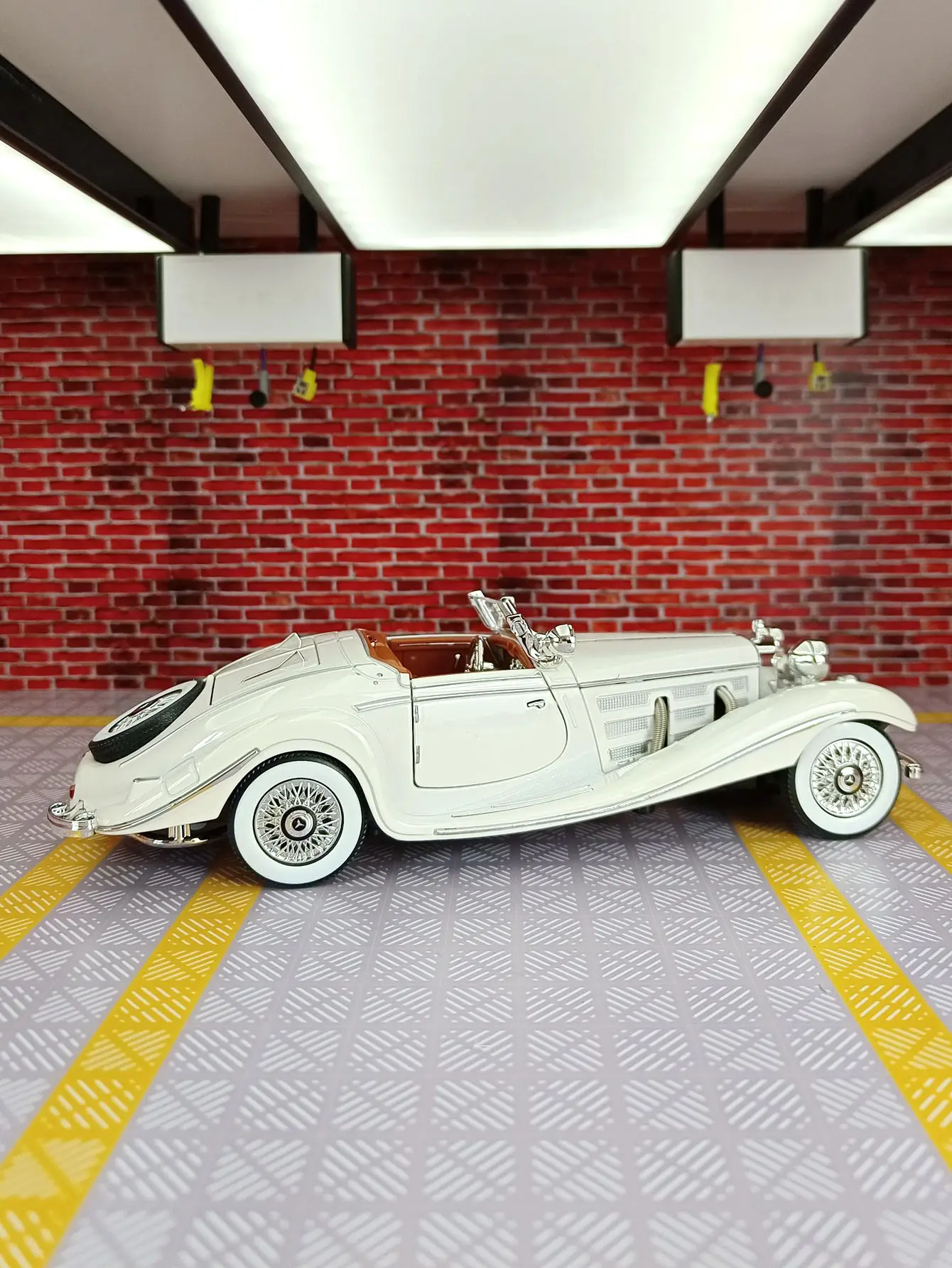 1:24 Scale Mercedes Benz 500K Model Car 4 1:24 Scale Mercedes Benz 500K Model Car - Image 4