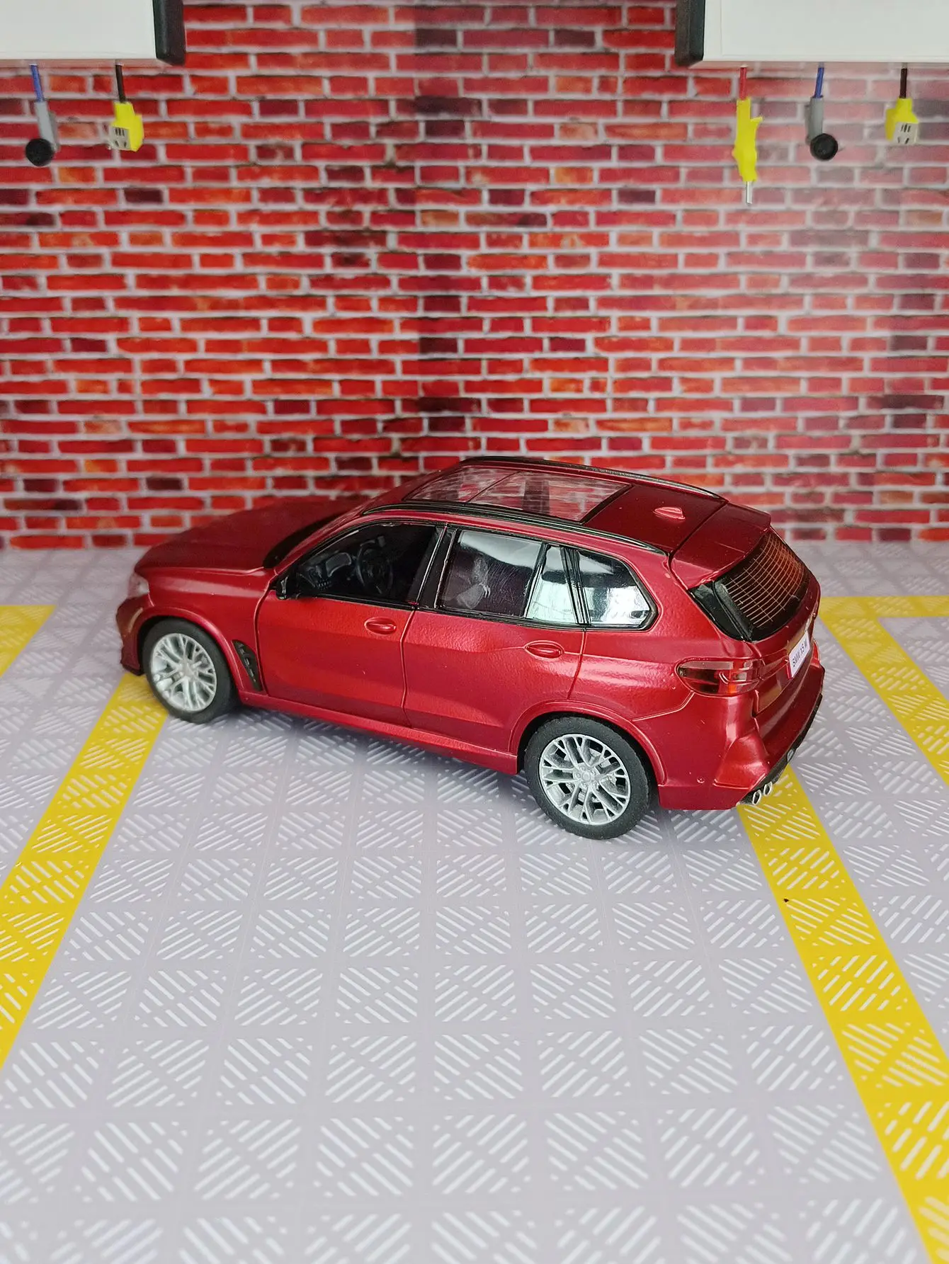 1:32 Scale BMW X5M Diecast Model Car 3 1:32 Scale BMW X5M Diecast Model Car - Image 3