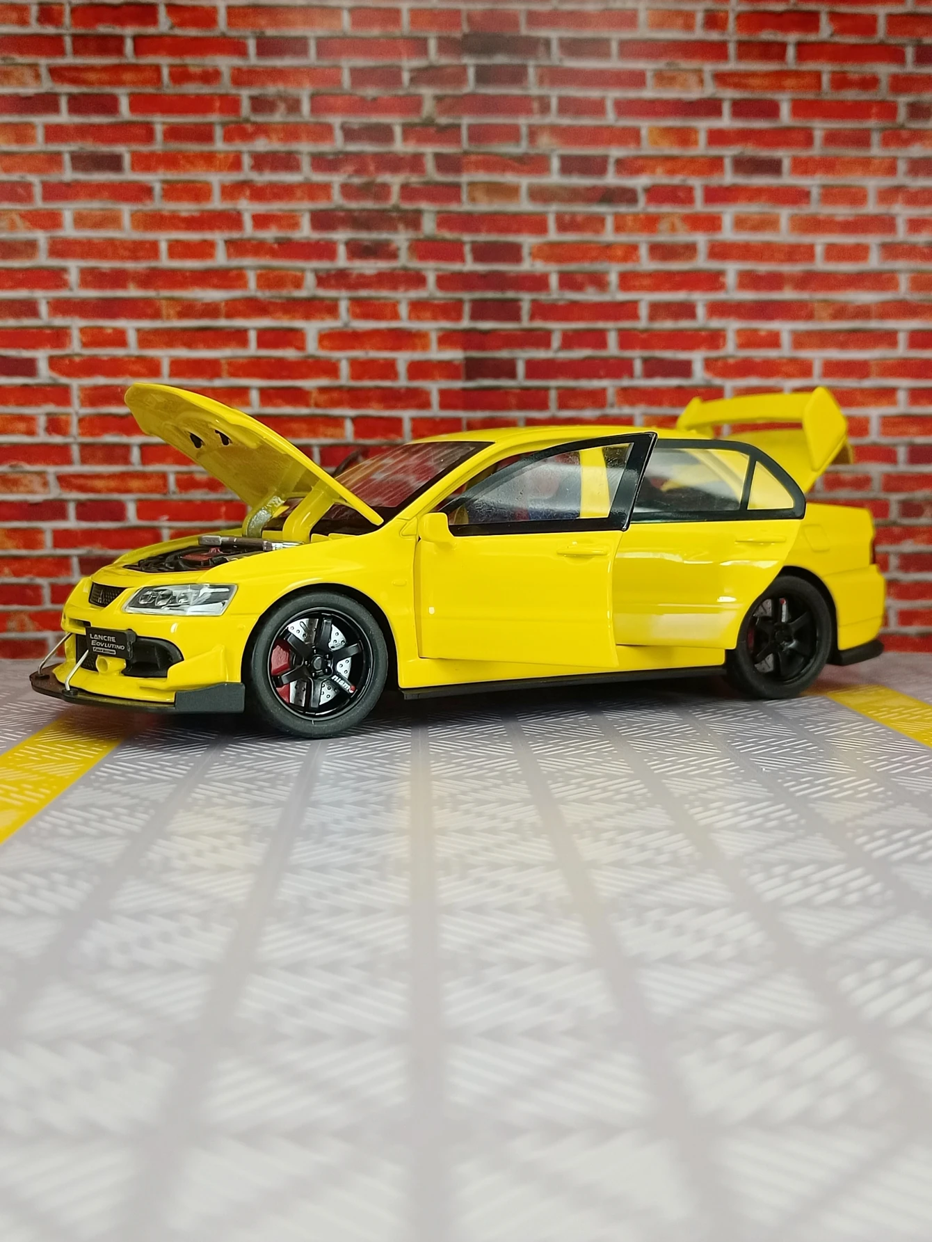 1:32 Mitsubishi Evo 9 Alloy Racing Car Model 2 1:32 Mitsubishi Evo 9 Alloy Racing Car Model - Image 2