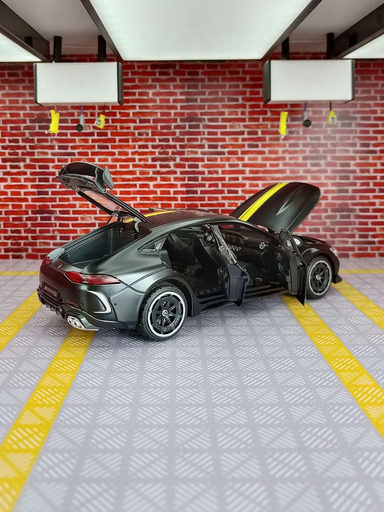 1:24 Scale Mercedes GT63 AMG Diecast Model 5 1:24 Scale Mercedes GT63 AMG Diecast Model - Image 5